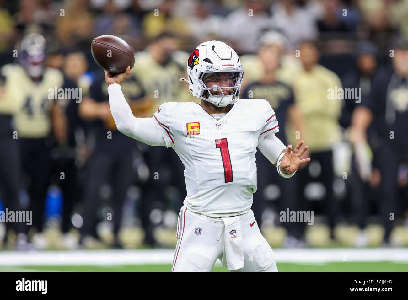 La Nouvelle-Orléans, États-Unis. 07 septembre 2025. Le quarterback des Arizona Cardinals, Kyler Murray (1), tente une passe lors d'un match de la NFL le dimanche 7 septembre 2025 à Metairie, en Louisiane. (Photo de Peter G. Forest/Sipa USA) crédit : Sipa USA/Alamy Live News Banque D'Images