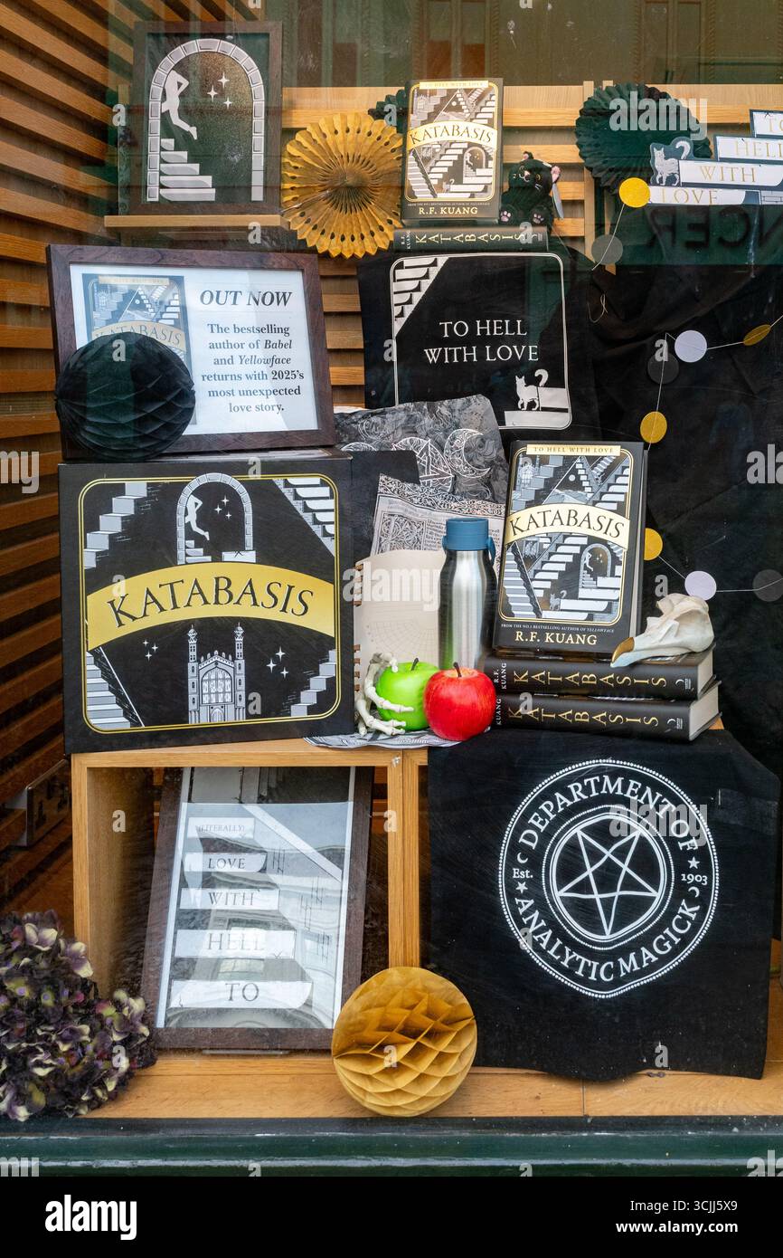 Vitrine de librairie avec affichage promouvant le livre Katabasis, un roman fantastique de 2025 de l'écrivain américain R. F. Kuang Banque D'Images