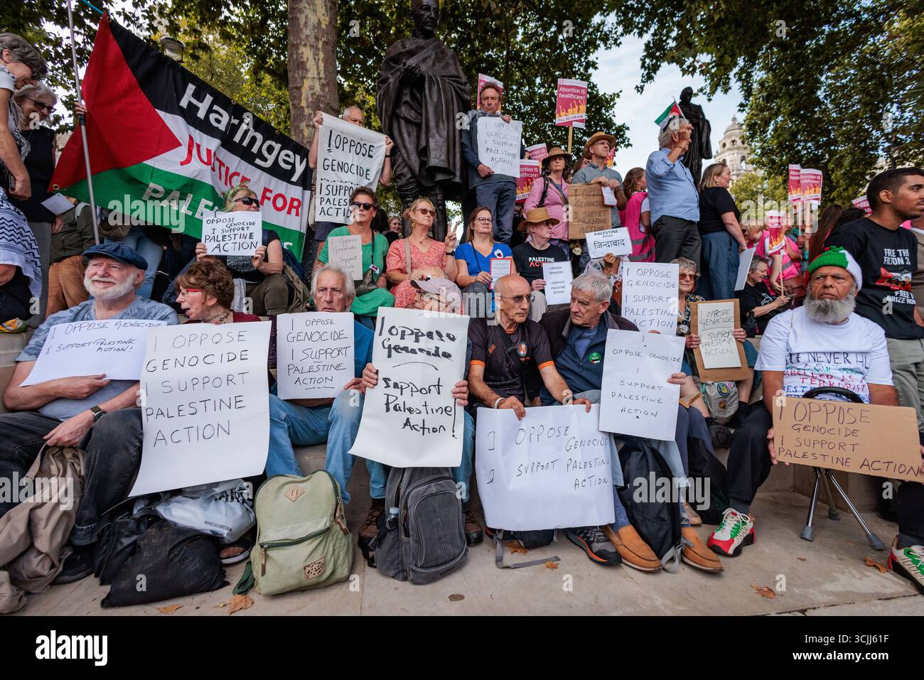 Londres, Royaume-Uni. 6 septembre 2025. Les manifestants tiennent des pancartes indiquant « je m'oppose au génocide, je soutiens l'action palestinienne » lors d'un événement de désobéissance civile de masse sur la place du Parlement organisé par Defend Our Jurys dans le cadre d'une campagne contre l'interdiction du groupe d'action directe Palestine action. Environ 1 500 personnes ont assisté à l'événement et la police métropolitaine, assistée de plusieurs autres forces de police, a procédé à 890 arrestations dont 857 pour avoir tenu des pancartes en faveur de Palestine action. Crédit : Mark Kerrison/Alamy Live News Banque D'Images