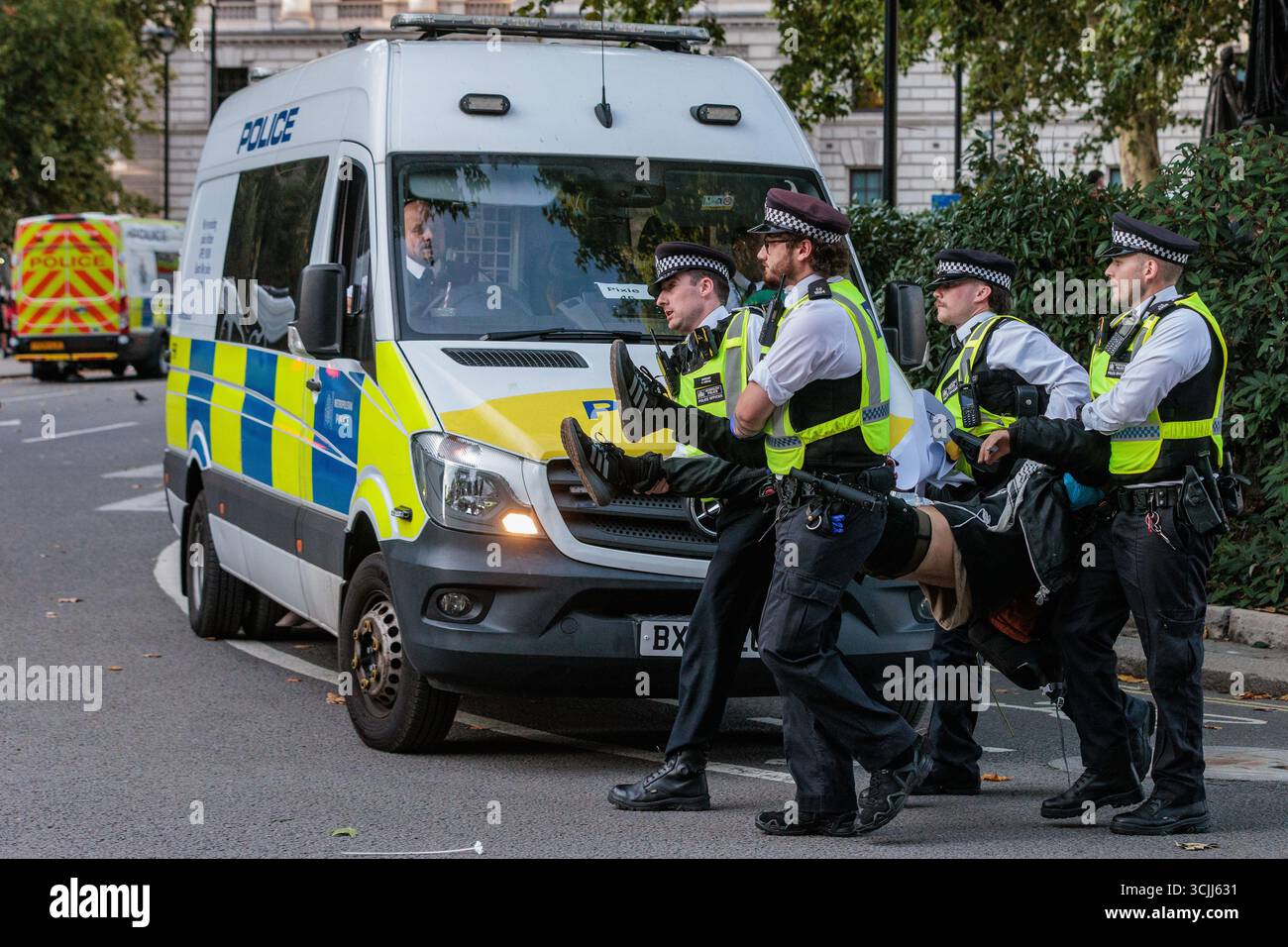 Londres, Royaume-Uni. 6 septembre 2025. Des policiers métropolitains arrêtent un manifestant lors d’un événement de désobéissance civile de masse sur la place du Parlement organisé par Defend Our Juries dans le cadre d’une campagne contre l’interdiction du groupe d’action directe Palestine action. Environ 1 500 personnes ont assisté à l'événement et la police métropolitaine, assistée de plusieurs autres forces de police, a procédé à 890 arrestations dont 857 pour avoir tenu des pancartes en faveur de Palestine action. Crédit : Mark Kerrison/Alamy Live News Banque D'Images