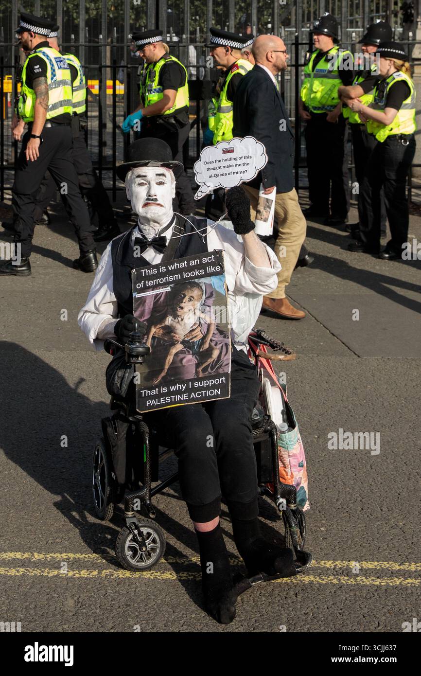 Londres, Royaume-Uni. 6 septembre 2025. Le manifestant handicapé Neil Goodwin, connu sous le nom de Charlie X, est photographié lors d'un événement de désobéissance civile de masse sur la place du Parlement organisé par Defend Our Juries dans le cadre d'une campagne contre l'interdiction du groupe d'action directe Palestine action. Environ 1 500 personnes ont assisté à l'événement et la police métropolitaine, assistée de plusieurs autres forces de police, a procédé à 890 arrestations dont 857 pour avoir tenu des pancartes en faveur de Palestine action. Crédit : Mark Kerrison/Alamy Live News Banque D'Images