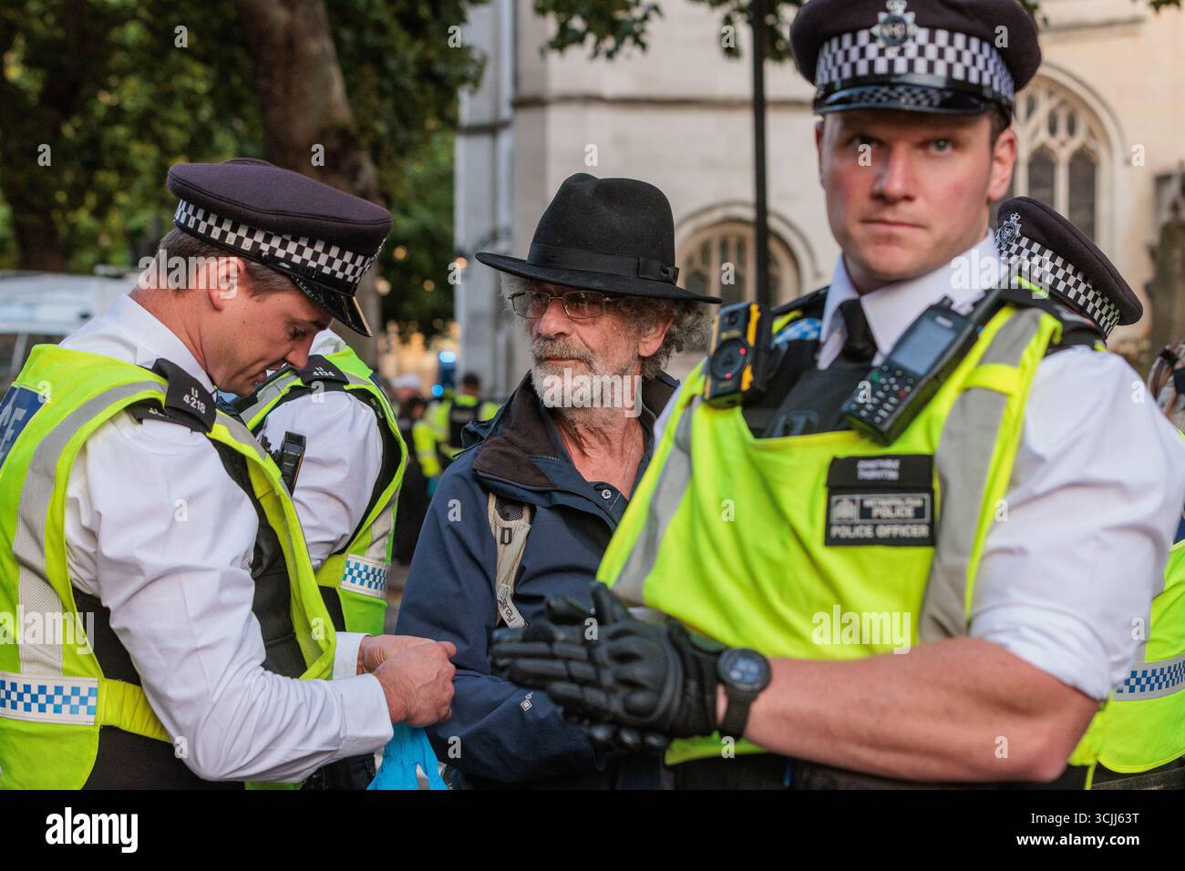 Londres, Royaume-Uni. 6 septembre 2025. Des policiers métropolitains arrêtent un manifestant juif lors d’un événement de désobéissance civile de masse sur la place du Parlement organisé par Defend Our Juries dans le cadre d’une campagne contre l’interdiction du groupe d’action directe Palestine action. Environ 1 500 personnes ont assisté à l'événement et la police métropolitaine, assistée de plusieurs autres forces de police, a procédé à 890 arrestations dont 857 pour avoir tenu des pancartes en faveur de Palestine action. Crédit : Mark Kerrison/Alamy Live News Banque D'Images
