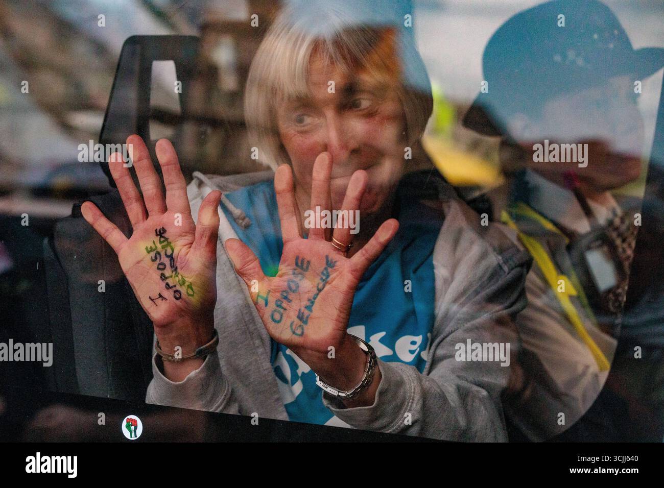 Londres, Royaume-Uni. 6 septembre 2025. Un manifestant arrêté par la police métropolitaine presse les mains portant les mots « je m'oppose au génocide » contre la fenêtre d'un véhicule de police lors d'un événement de désobéissance civile de masse sur la place du Parlement organisé par Defend Our Jurys dans le cadre d'une campagne contre l'interdiction du groupe d'action directe Palestine action. Environ 1 500 personnes ont assisté à l'événement et la police métropolitaine, assistée de plusieurs autres forces de police, a procédé à 890 arrestations dont 857 pour avoir tenu des pancartes en faveur de Palestine action. Crédit : Mark Kerrison/Alamy Live News Banque D'Images