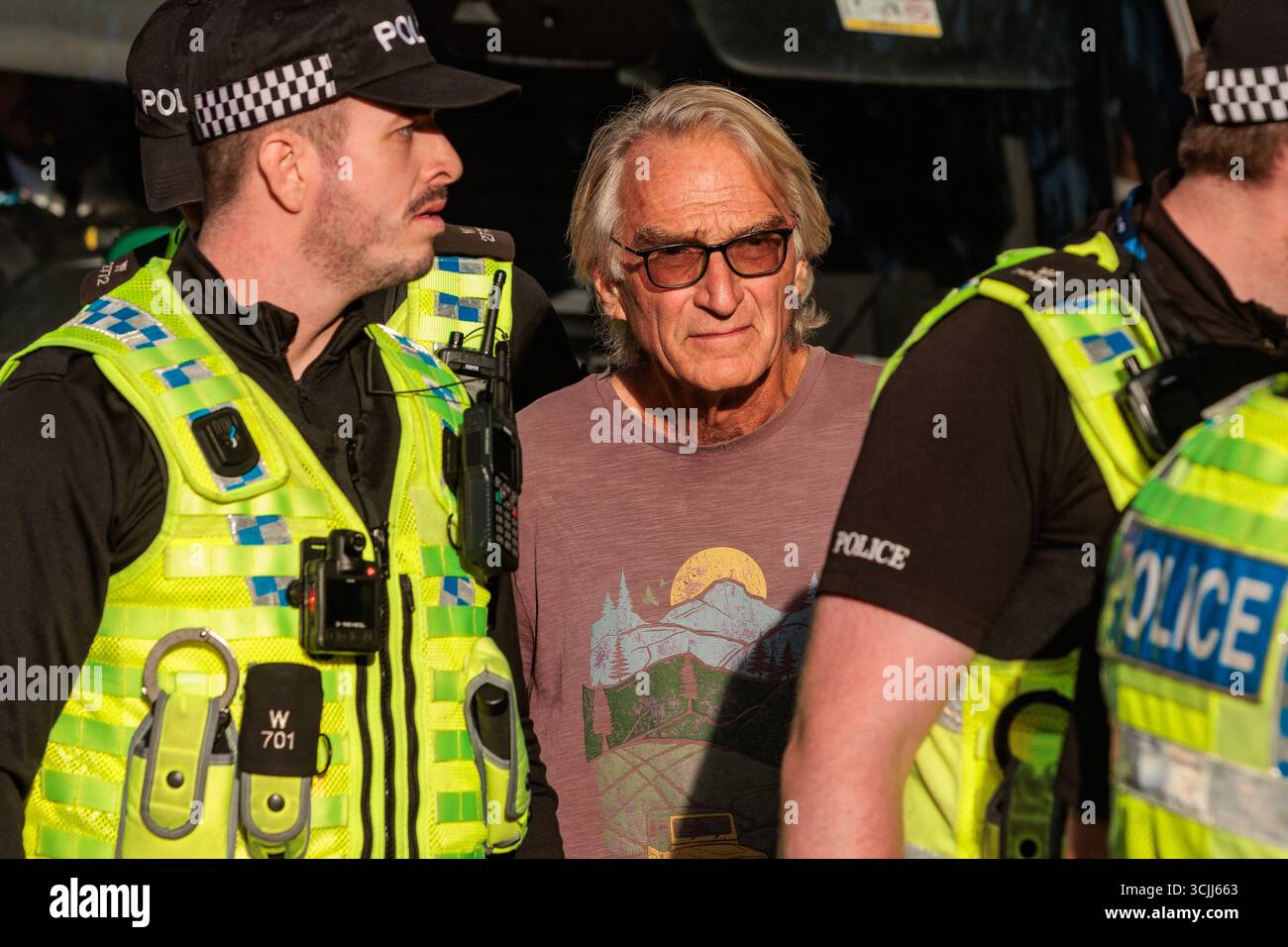 Londres, Royaume-Uni. 6 septembre 2025. Des policiers arrêtent un manifestant lors d'un événement de désobéissance civile de masse sur la place du Parlement organisé par Defend Our Juries dans le cadre d'une campagne contre l'interdiction du groupe d'action directe Palestine action. Environ 1 500 personnes ont assisté à l'événement et la police métropolitaine, assistée de plusieurs autres forces de police, a procédé à 890 arrestations dont 857 pour avoir tenu des pancartes en faveur de Palestine action. Crédit : Mark Kerrison/Alamy Live News Banque D'Images