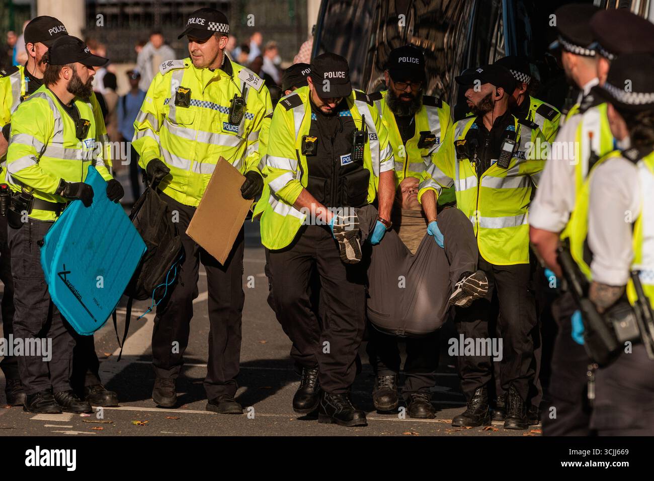 Londres, Royaume-Uni. 6 septembre 2025. Des policiers arrêtent un manifestant lors d'un événement de désobéissance civile de masse sur la place du Parlement organisé par Defend Our Juries dans le cadre d'une campagne contre l'interdiction du groupe d'action directe Palestine action. Environ 1 500 personnes ont assisté à l'événement et la police métropolitaine, assistée de plusieurs autres forces de police, a procédé à 890 arrestations dont 857 pour avoir tenu des pancartes en faveur de Palestine action. Crédit : Mark Kerrison/Alamy Live News Banque D'Images