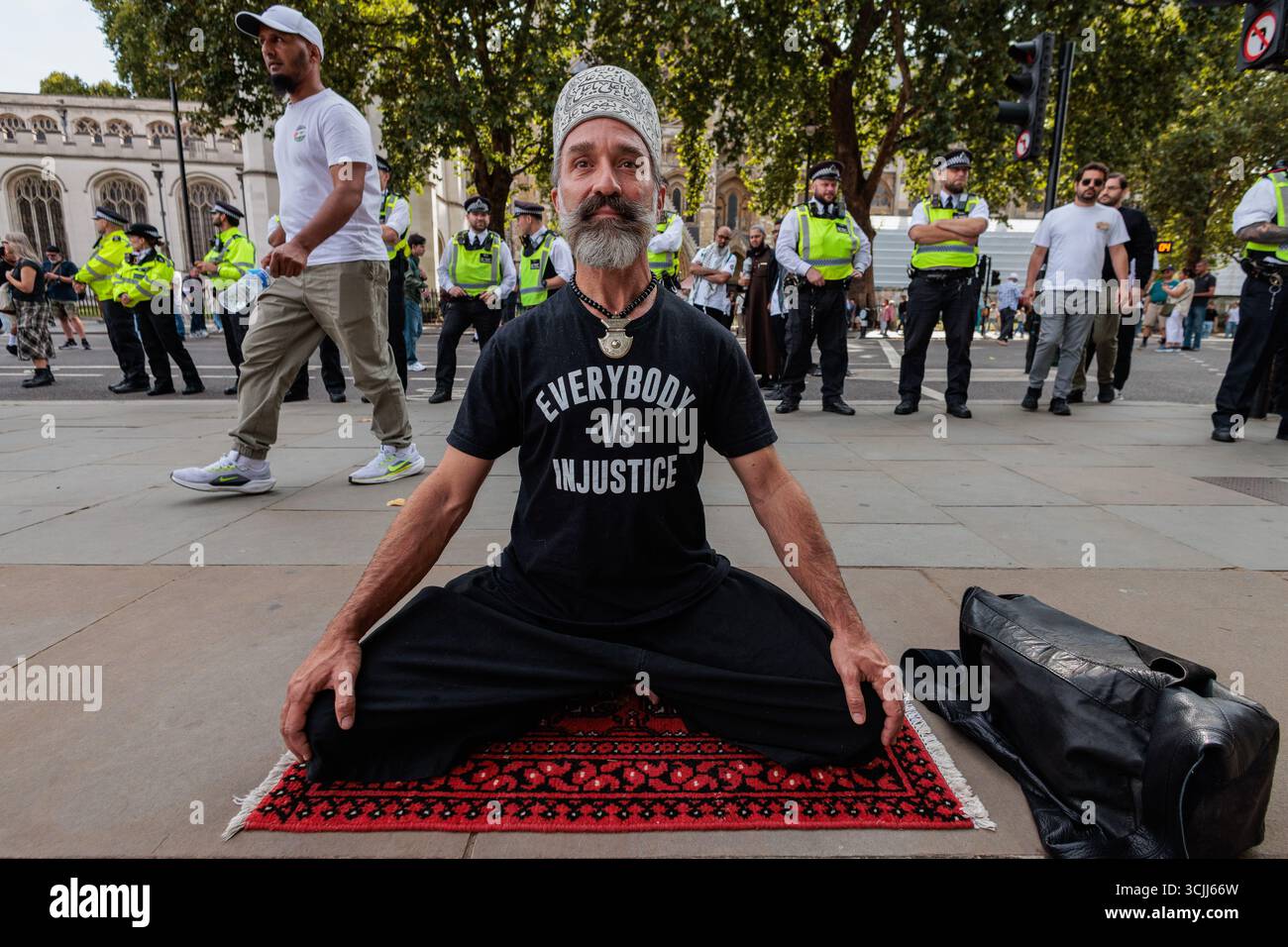 Londres, Royaume-Uni. 6 septembre 2025. Un manifestant portant un t-shirt lisant "tout le monde contre l'injustice" est photographié lors d'un événement de désobéissance civile de masse sur la place du Parlement organisé par Defend Our Juries dans le cadre d'une campagne contre l'interdiction du groupe d'action directe Palestine action. Environ 1 500 personnes ont assisté à l'événement et la police métropolitaine, assistée de plusieurs autres forces de police, a procédé à 890 arrestations dont 857 pour avoir tenu des pancartes en faveur de Palestine action. Crédit : Mark Kerrison/Alamy Live News Banque D'Images