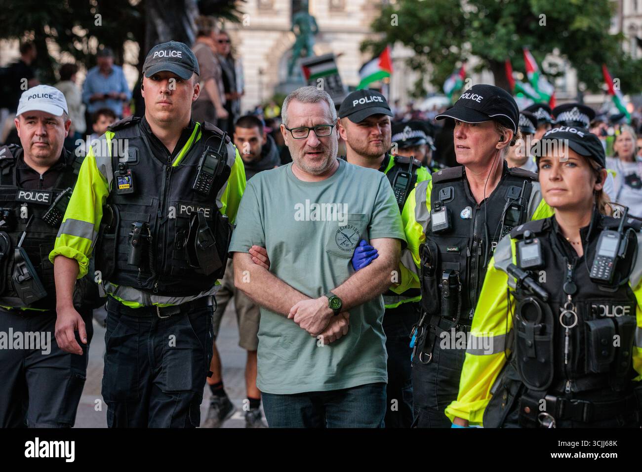 Londres, Royaume-Uni. 6 septembre 2025. Des policiers arrêtent un manifestant lors d'un événement de désobéissance civile de masse sur la place du Parlement organisé par Defend Our Juries dans le cadre d'une campagne contre l'interdiction du groupe d'action directe Palestine action. Environ 1 500 personnes ont assisté à l'événement et la police métropolitaine, assistée de plusieurs autres forces de police, a procédé à 890 arrestations dont 857 pour avoir tenu des pancartes en faveur de Palestine action. Crédit : Mark Kerrison/Alamy Live News Banque D'Images