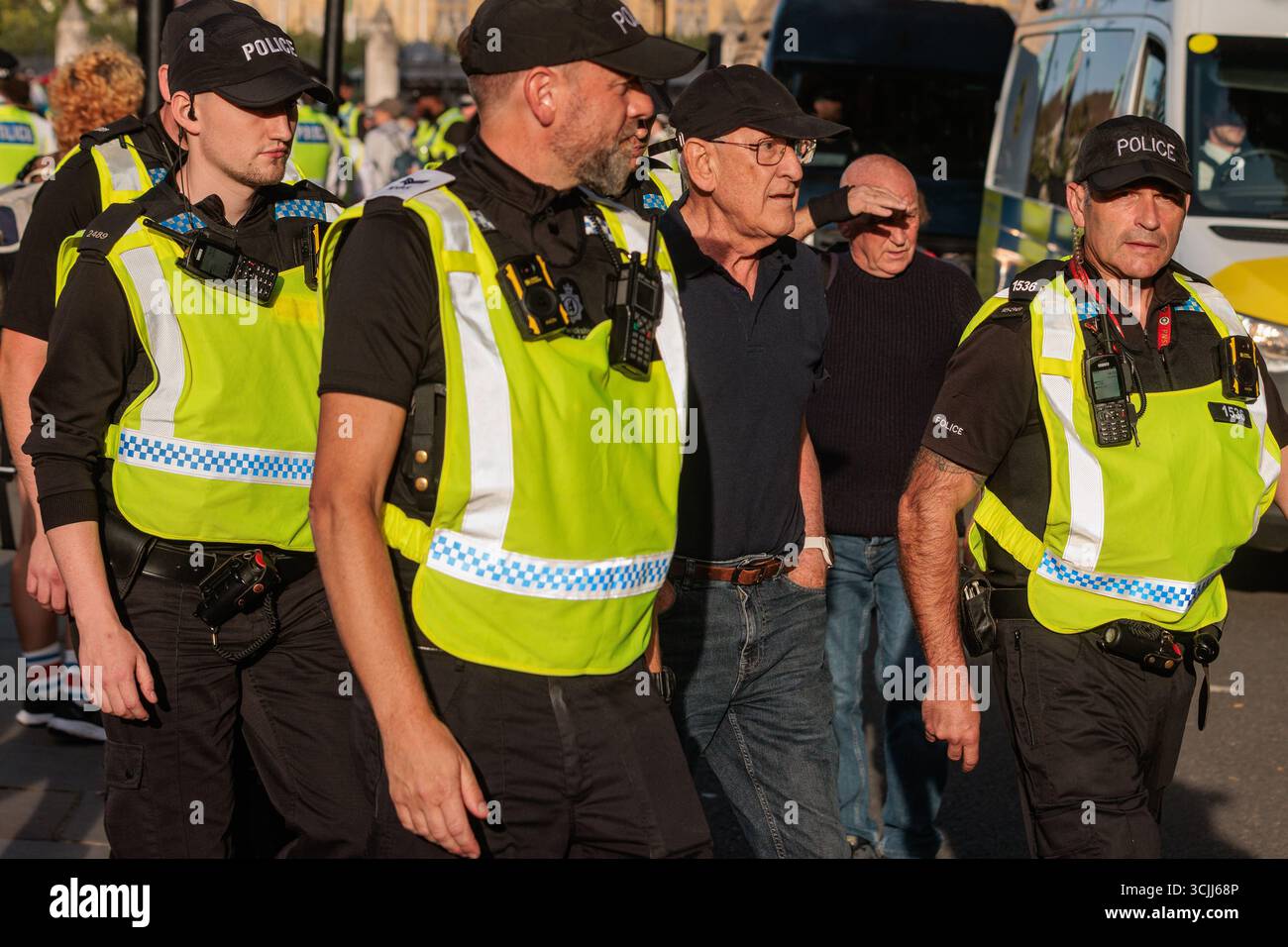 Londres, Royaume-Uni. 6 septembre 2025. Des policiers arrêtent un manifestant lors d'un événement de désobéissance civile de masse sur la place du Parlement organisé par Defend Our Juries dans le cadre d'une campagne contre l'interdiction du groupe d'action directe Palestine action. Environ 1 500 personnes ont assisté à l'événement et la police métropolitaine, assistée de plusieurs autres forces de police, a procédé à 890 arrestations dont 857 pour avoir tenu des pancartes en faveur de Palestine action. Crédit : Mark Kerrison/Alamy Live News Banque D'Images