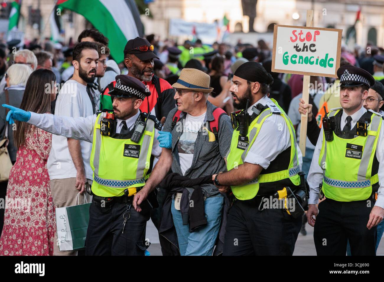 Londres, Royaume-Uni. 6 septembre 2025. Des policiers métropolitains arrêtent un manifestant lors d’un événement de désobéissance civile de masse sur la place du Parlement organisé par Defend Our Juries dans le cadre d’une campagne contre l’interdiction du groupe d’action directe Palestine action. Environ 1 500 personnes ont assisté à l'événement et la police métropolitaine, assistée de plusieurs autres forces de police, a procédé à 890 arrestations dont 857 pour avoir tenu des pancartes en faveur de Palestine action. Crédit : Mark Kerrison/Alamy Live News Banque D'Images