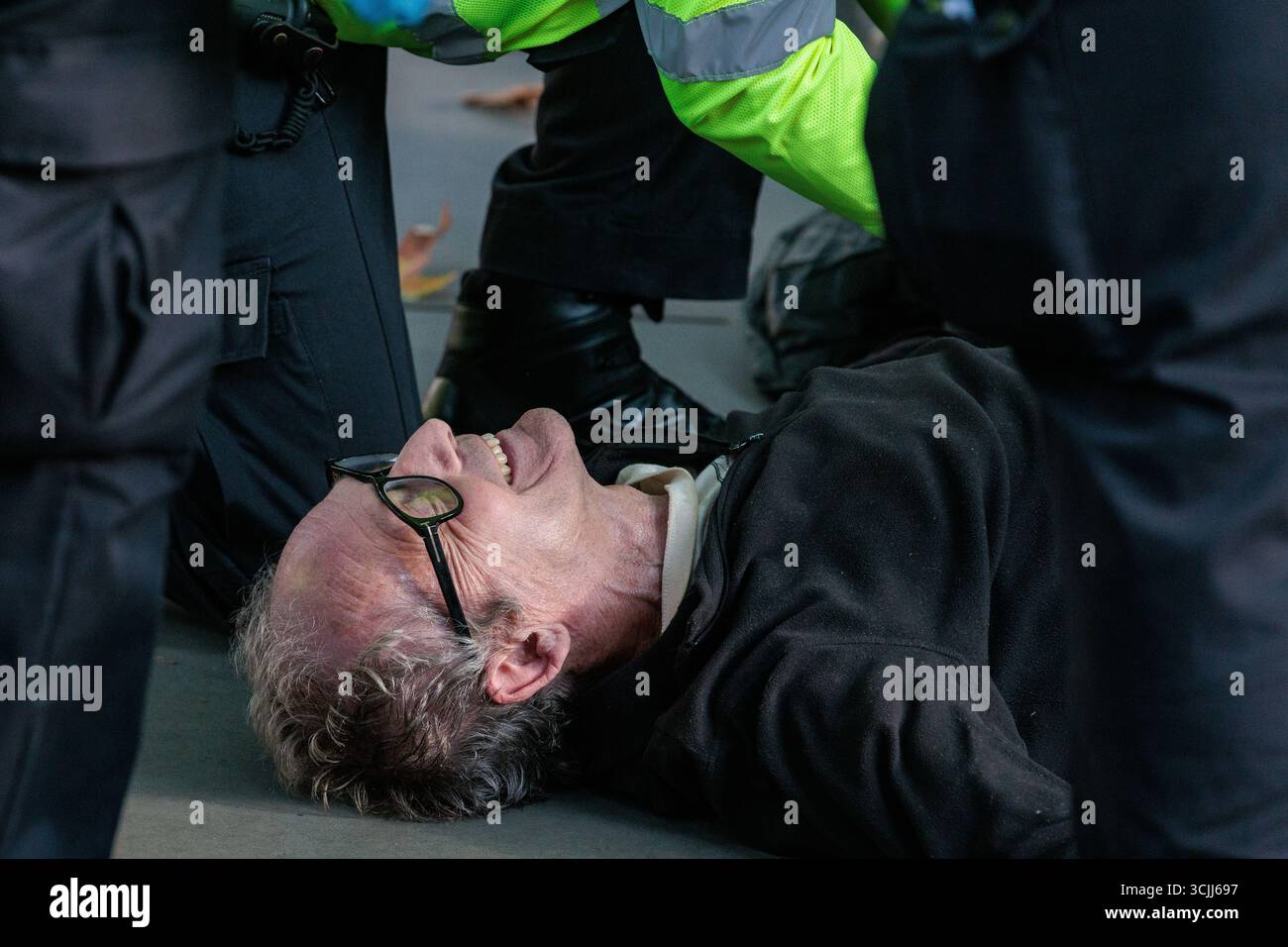 Londres, Royaume-Uni. 6 septembre 2025. Des policiers métropolitains arrêtent un manifestant lors d’un événement de désobéissance civile de masse sur la place du Parlement organisé par Defend Our Juries dans le cadre d’une campagne contre l’interdiction du groupe d’action directe Palestine action. Environ 1 500 personnes ont assisté à l'événement et la police métropolitaine, assistée de plusieurs autres forces de police, a procédé à 890 arrestations dont 857 pour avoir tenu des pancartes en faveur de Palestine action. Crédit : Mark Kerrison/Alamy Live News Banque D'Images