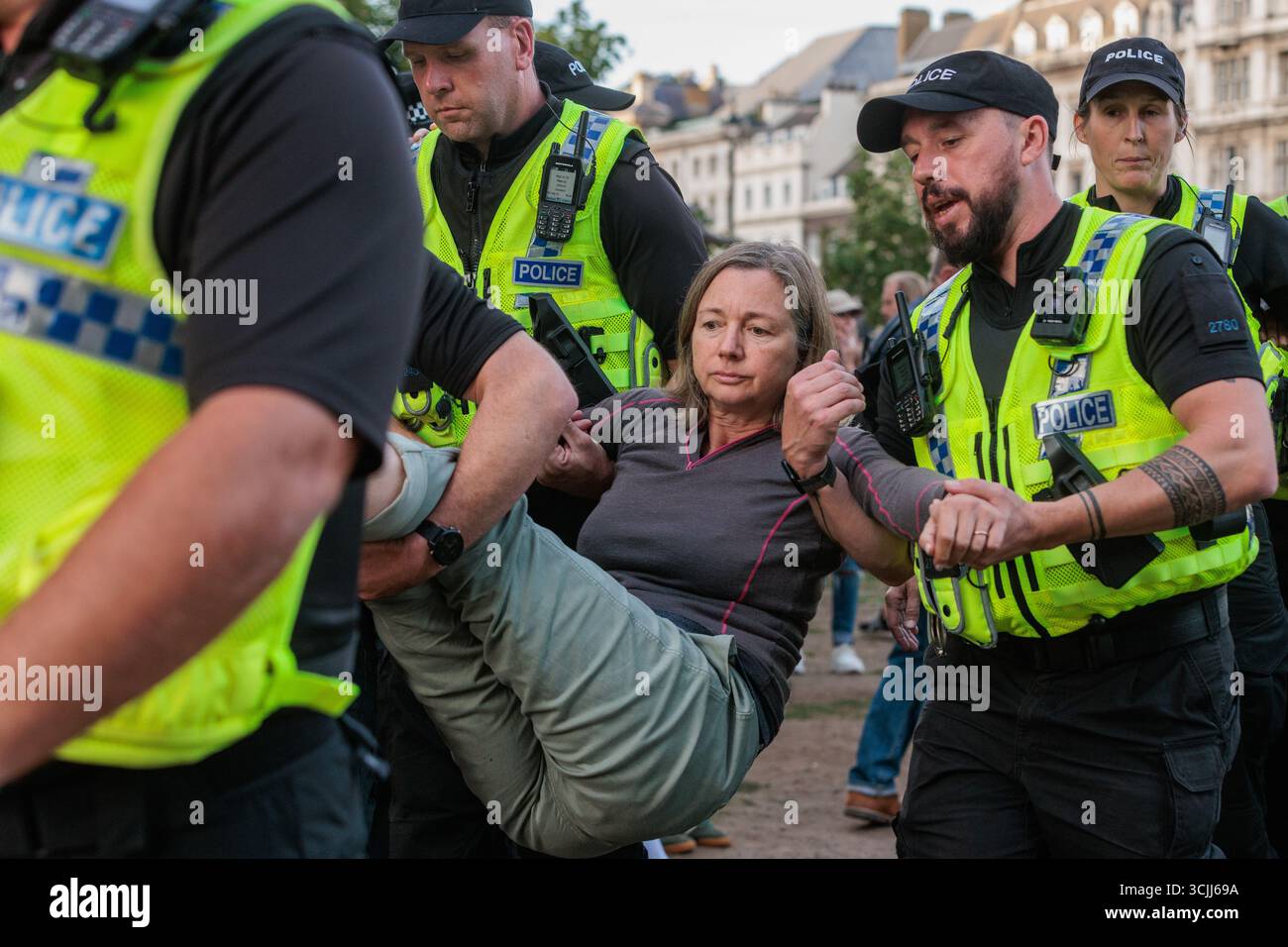 Londres, Royaume-Uni. 6 septembre 2025. Des policiers arrêtent un manifestant lors d'un événement de désobéissance civile de masse sur la place du Parlement organisé par Defend Our Juries dans le cadre d'une campagne contre l'interdiction du groupe d'action directe Palestine action. Environ 1 500 personnes ont assisté à l'événement et la police métropolitaine, assistée de plusieurs autres forces de police, a procédé à 890 arrestations dont 857 pour avoir tenu des pancartes en faveur de Palestine action. Crédit : Mark Kerrison/Alamy Live News Banque D'Images