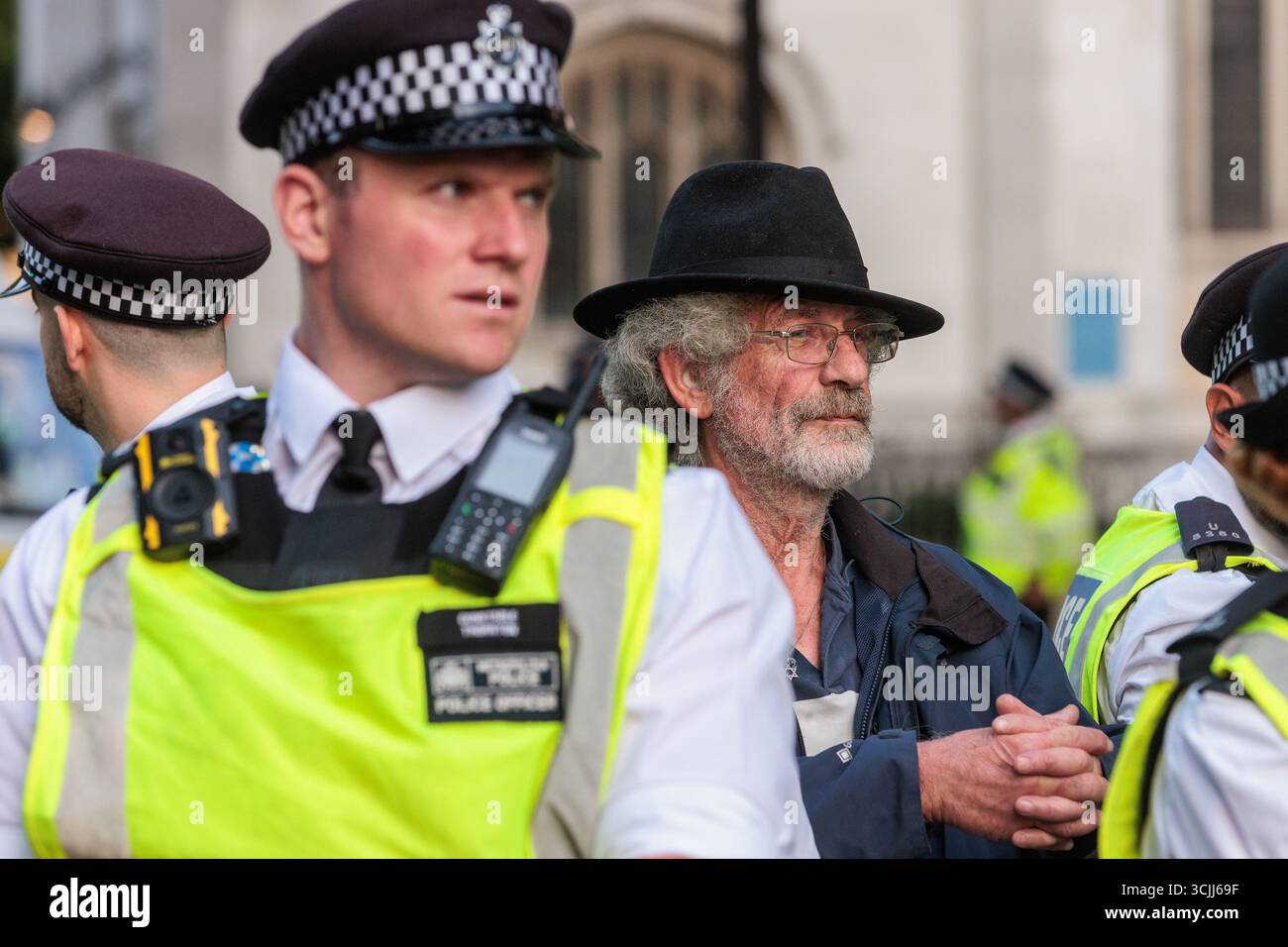 Londres, Royaume-Uni. 6 septembre 2025. Des policiers métropolitains arrêtent un manifestant juif lors d’un événement de désobéissance civile de masse sur la place du Parlement organisé par Defend Our Juries dans le cadre d’une campagne contre l’interdiction du groupe d’action directe Palestine action. Environ 1 500 personnes ont assisté à l'événement et la police métropolitaine, assistée de plusieurs autres forces de police, a procédé à 890 arrestations dont 857 pour avoir tenu des pancartes en faveur de Palestine action. Crédit : Mark Kerrison/Alamy Live News Banque D'Images