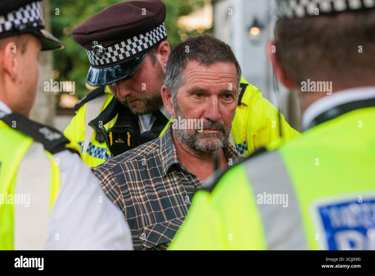 Londres, Royaume-Uni. 6 septembre 2025. Des policiers métropolitains arrêtent un manifestant lors d’un événement de désobéissance civile de masse sur la place du Parlement organisé par Defend Our Juries dans le cadre d’une campagne contre l’interdiction du groupe d’action directe Palestine action. Environ 1 500 personnes ont assisté à l'événement et la police métropolitaine, assistée de plusieurs autres forces de police, a procédé à 890 arrestations dont 857 pour avoir tenu des pancartes en faveur de Palestine action. Crédit : Mark Kerrison/Alamy Live News Banque D'Images