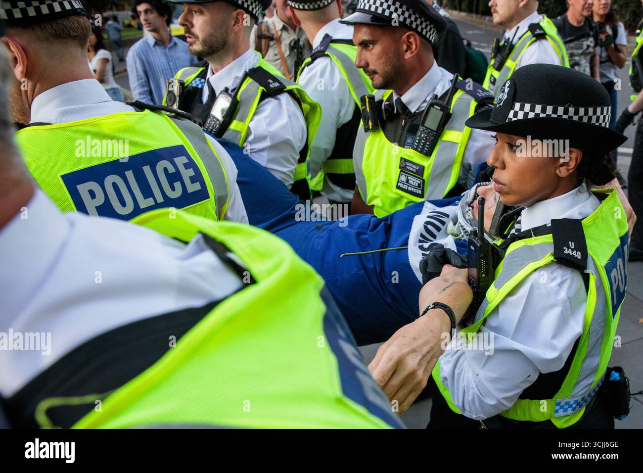 Londres, Royaume-Uni. 6 septembre 2025. Des agents de la police métropolitaine arrêtent une infirmière lors d’un événement de désobéissance civile de masse sur la place du Parlement organisé par Defend Our Juries dans le cadre d’une campagne contre l’interdiction du groupe d’action directe Palestine action. Environ 1 500 personnes ont assisté à l'événement et la police métropolitaine, assistée de plusieurs autres forces de police, a procédé à 890 arrestations dont 857 pour avoir tenu des pancartes en faveur de Palestine action. Crédit : Mark Kerrison/Alamy Live News Banque D'Images