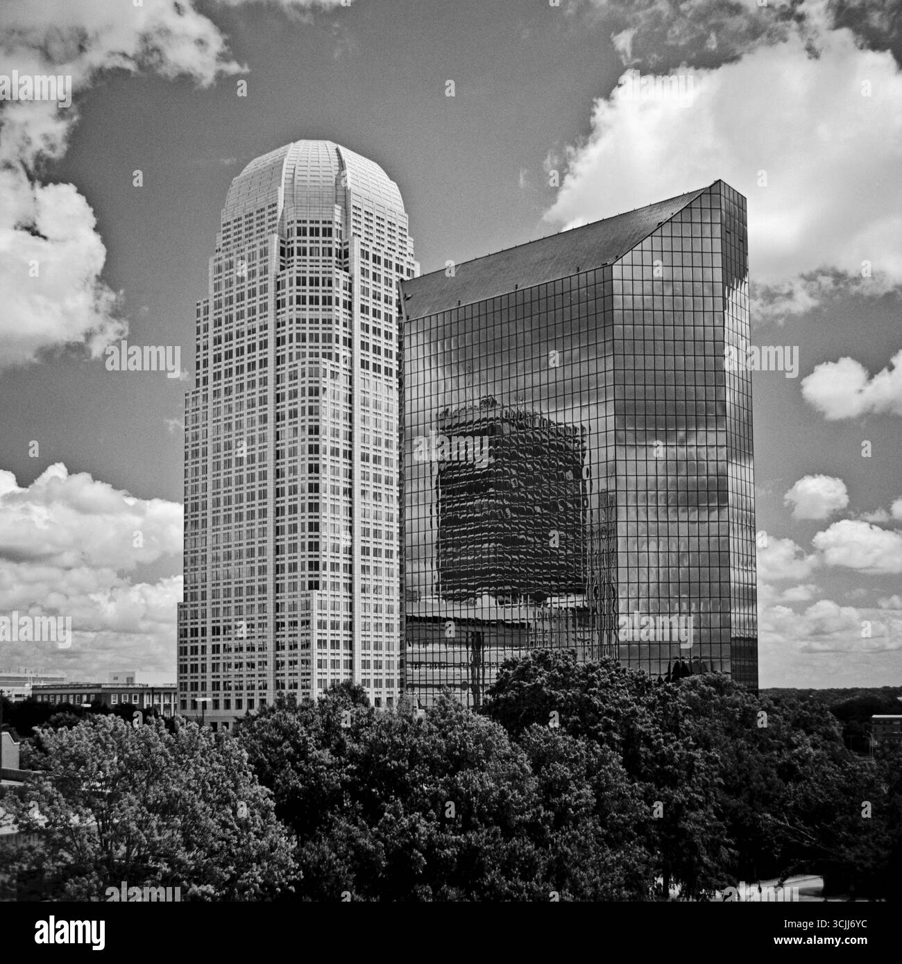 100 North main St, bâtiment Wells Fargo Center (arrière) et 200 East 2nd équipés, bâtiment en verre BB&T Financial Center. Gratte-ciel de Winston Salem. Noir et Banque D'Images