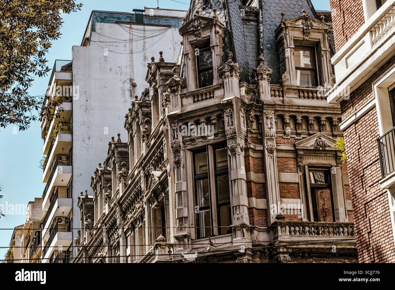 Buenos Aires, Argentine – 21 décembre 2022 : le manoir de style français à Recoleta contraste avec les appartements modernes, reflétant l’histoire urbaine en couches Banque D'Images