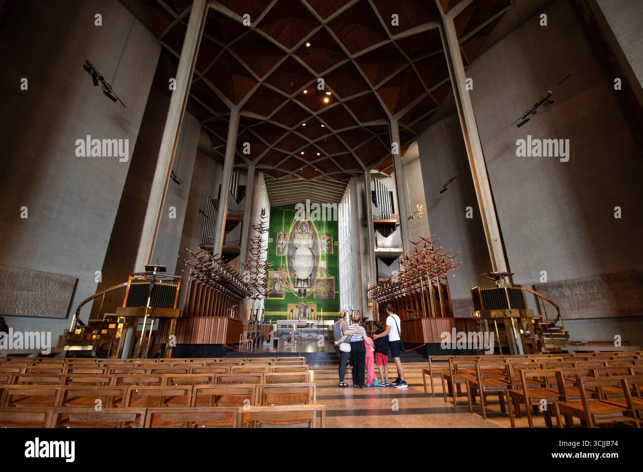 L'intérieur de la cathédrale de Coventry. Le chef-d'œuvre de Sir Basil Spence de 1962 incarne à la fois le dur et le beau, avec un effet puissant. Tapisserie sur l'autel a été conçu par Graham Sutherland, cette impressionnante tapisserie a été tissée à la main sur un métier vieux de 500 ans et a été à un moment donné la plus grande tapisserie tissée en continu dans le monde. Banque D'Images