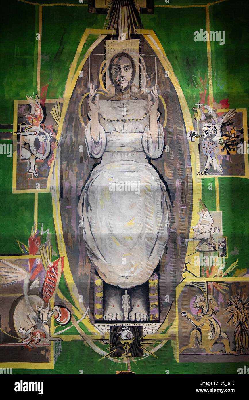 L'intérieur de la cathédrale de Coventry. Le chef-d'œuvre de Sir Basil Spence de 1962 incarne à la fois le dur et le beau, avec un effet puissant. Tapisserie sur l'autel a été conçu par Graham Sutherland, cette impressionnante tapisserie a été tissée à la main sur un métier vieux de 500 ans et a été à un moment donné la plus grande tapisserie tissée en continu dans le monde. Banque D'Images