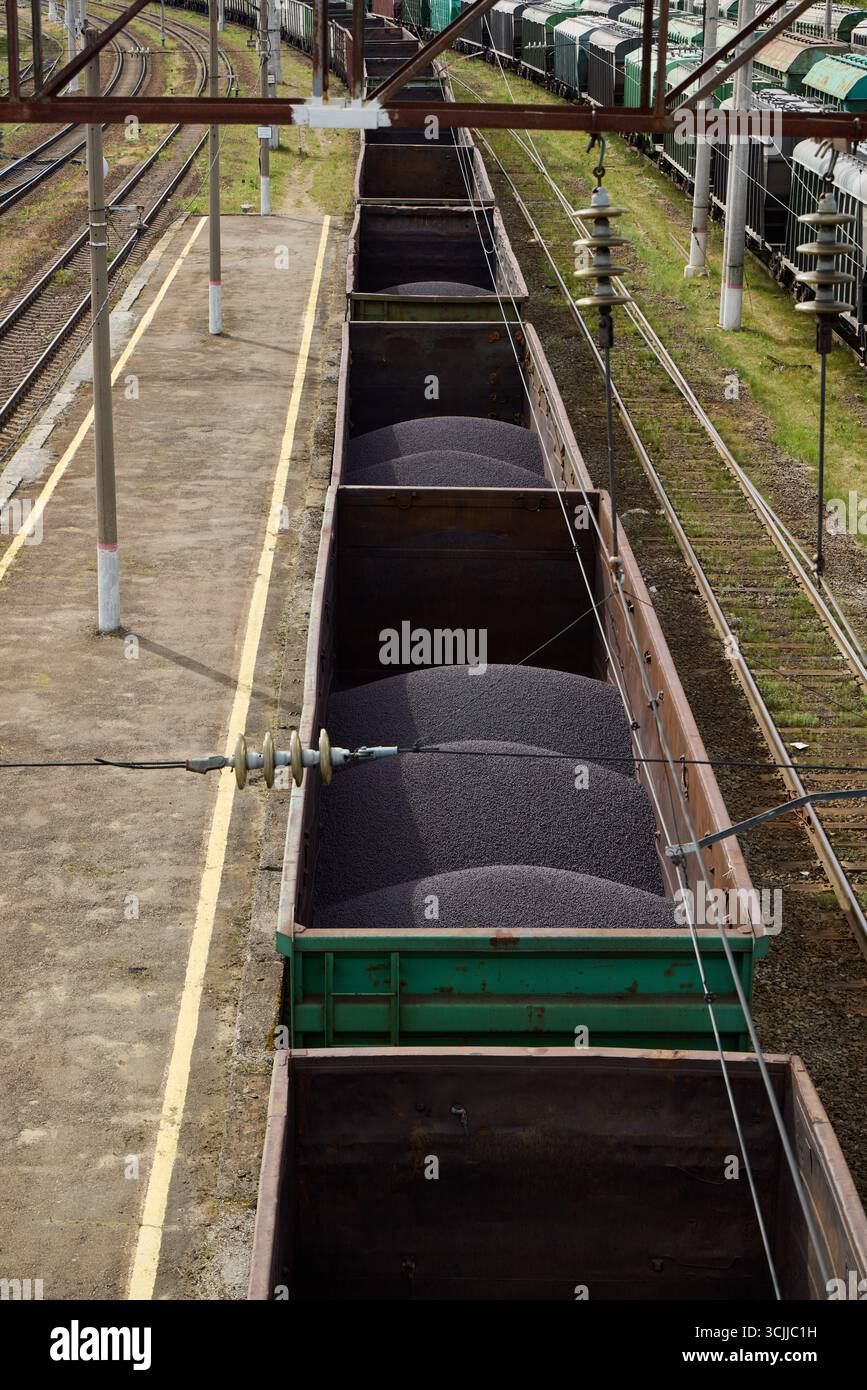 Transport de charbon dans les wagons de fret à une gare de triage, qui joue un rôle essentiel dans la logistique Banque D'Images