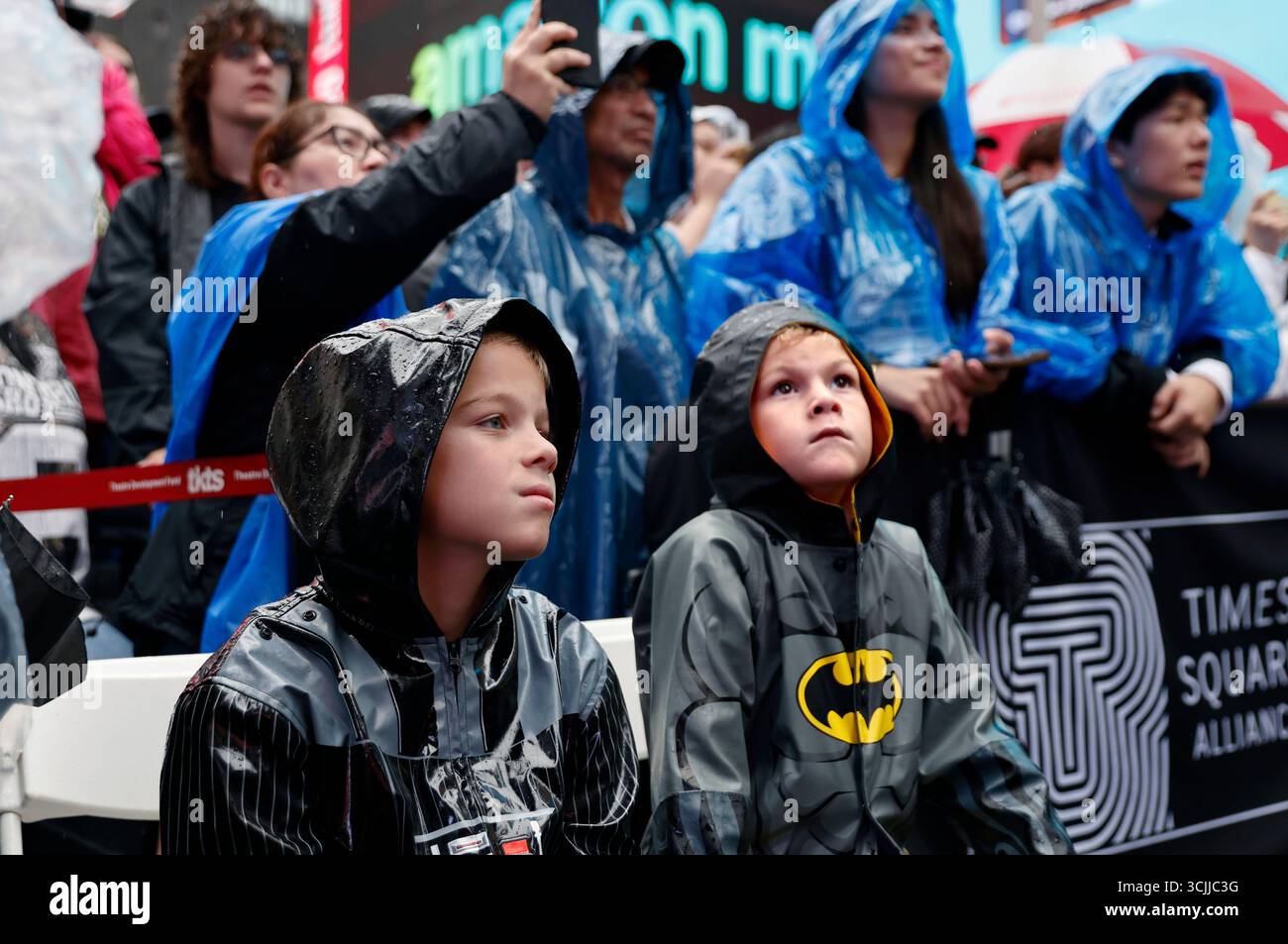 New York, États-Unis. 07 septembre 2025. De jeunes fans de Broadway regardent un concert live à Times Square célébrant le 400e anniversaire de New York le dimanche 7 septembre 2025 à New York. Photo de Peter Foley/UPI crédit : UPI/Alamy Live News Banque D'Images