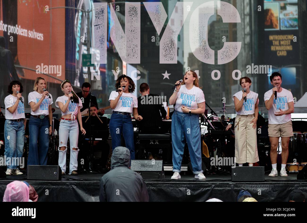 New York, États-Unis. 07 septembre 2025. Les acteurs de l'émission de Broadway 'Mama Mia' se produisent lors d'un concert live à Times Square célébrant le 400e anniversaire de New York le dimanche 7 septembre 2025 à New York. Photo de Peter Foley/UPI crédit : UPI/Alamy Live News Banque D'Images