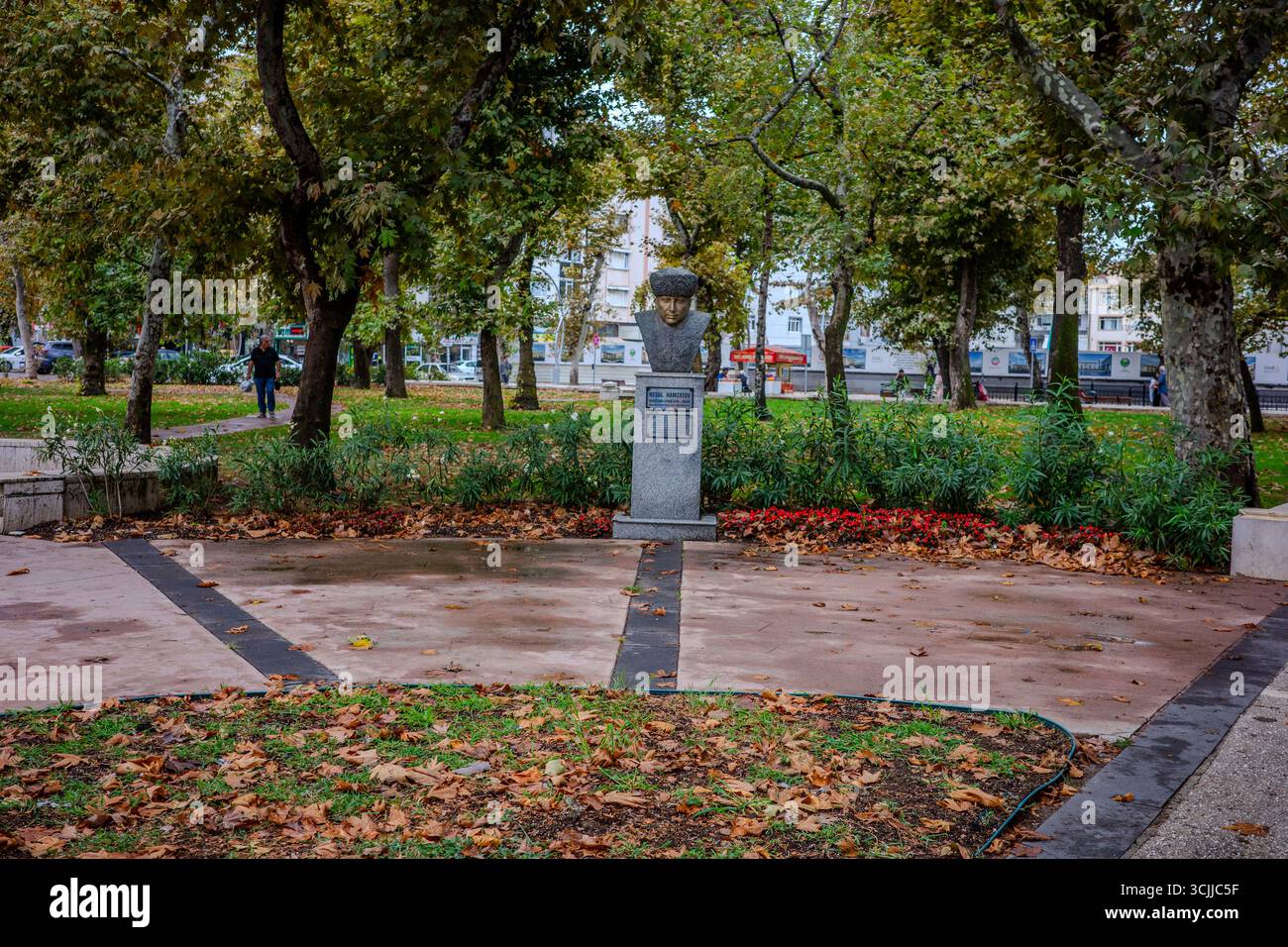 Un monument de buste se dresse dans un parc public paysager entouré d'arbres et de fleurs à Yalova, en Turquie. Yalova, Province de Yalova, Turquie – septembre 06, Banque D'Images