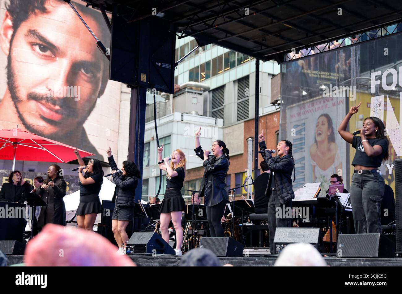 New York, États-Unis. 07 septembre 2025. Les acteurs de l'émission de Broadway 'six' se produisent lors d'un concert live à Times Square célébrant le 400e anniversaire de New York le dimanche 7 septembre 2025 à New York. Photo de Peter Foley/UPI crédit : UPI/Alamy Live News Banque D'Images