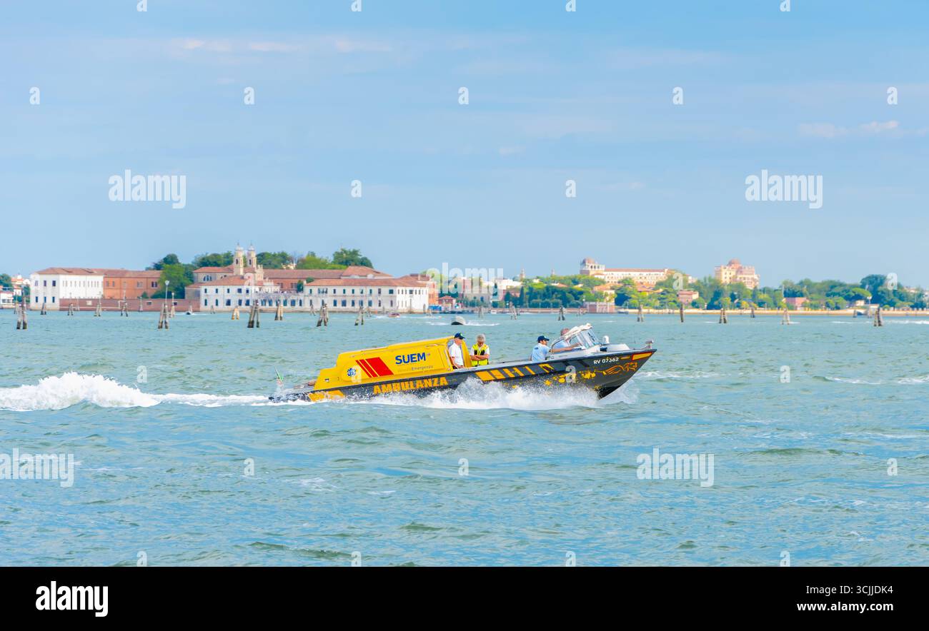 Une ambulance médicale avec le mot Ambulanza écrit dessus navigue le long d'un canal vénitien Italie, Venise, 11 juillet 2025 Banque D'Images