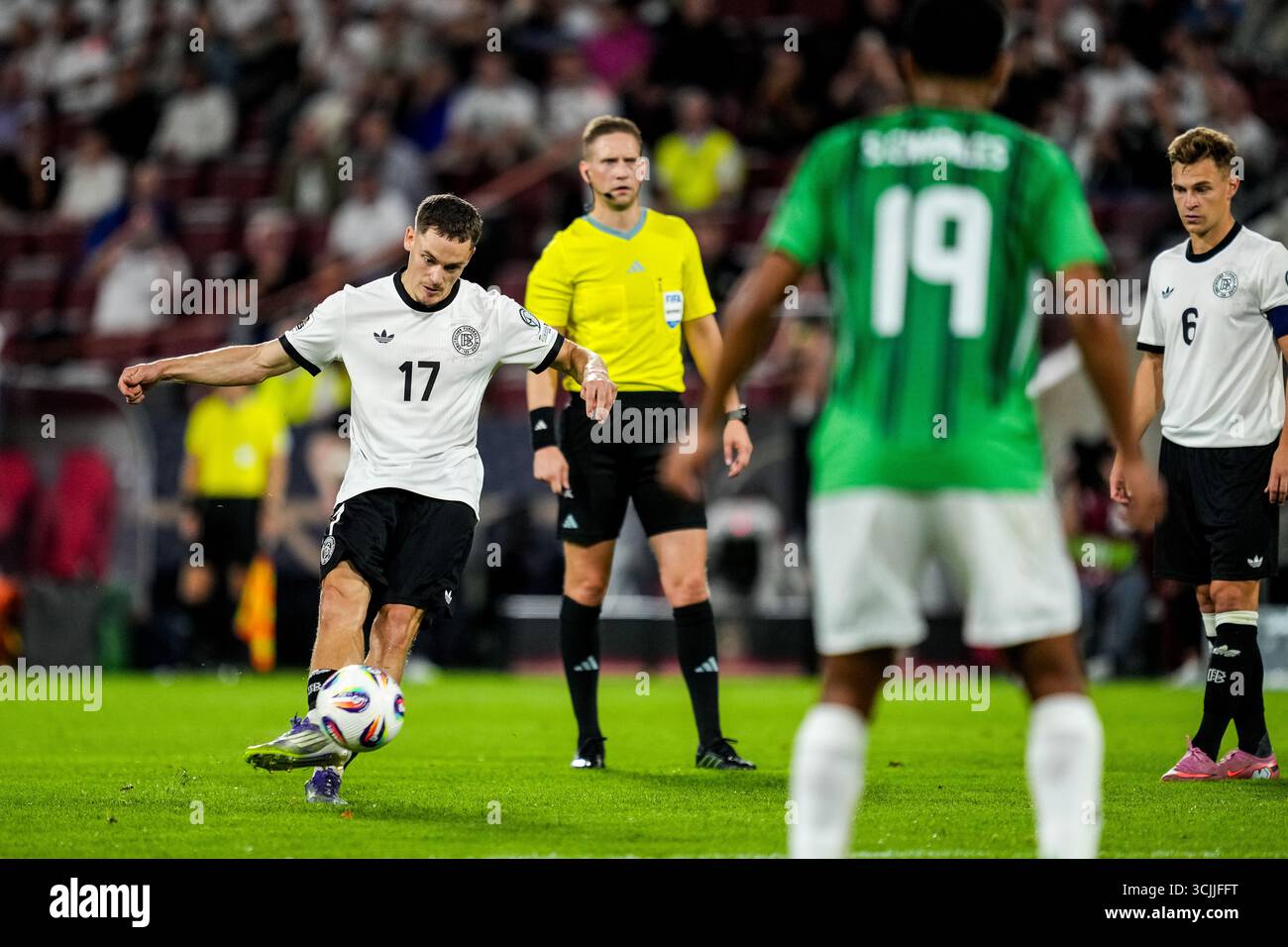 COLOGNE, ALLEMAGNE - 7 SEPTEMBRE : Waldemar Anton, Allemand, tire pour marquer le troisième but de son équipe lors du match de qualification pour la Coupe du monde de la FIFA 2026 entre l'Allemagne et l'Irlande du Nord au RheinEnergieStadion le 7 septembre 2025 à Cologne, en Allemagne. (Photo de René Nijhuis) crédit : René Nijhuis/Alamy Live News Banque D'Images