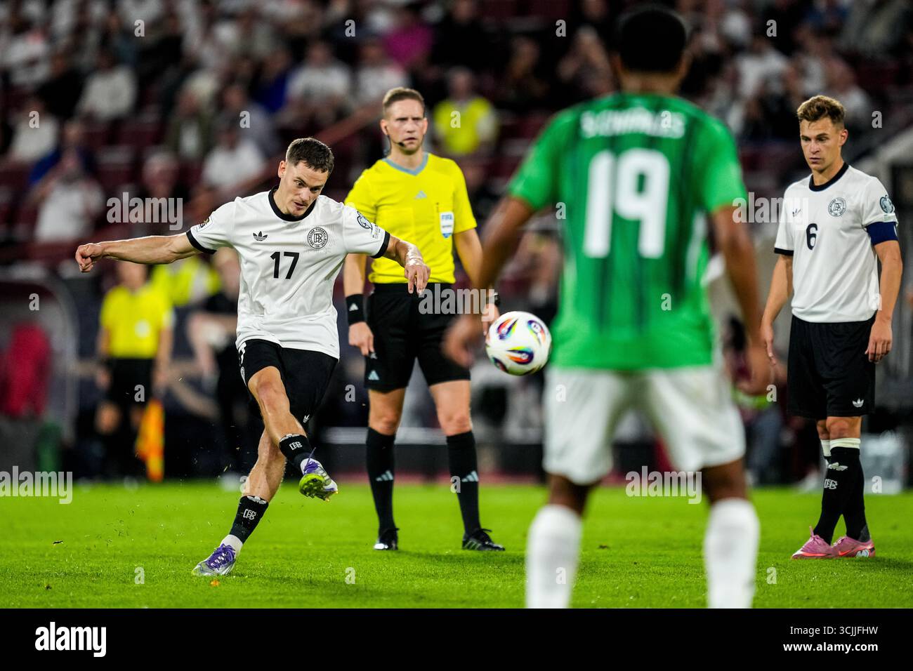 COLOGNE, ALLEMAGNE - 7 SEPTEMBRE : Waldemar Anton, Allemand, tire pour marquer le troisième but de son équipe lors du match de qualification pour la Coupe du monde de la FIFA 2026 entre l'Allemagne et l'Irlande du Nord au RheinEnergieStadion le 7 septembre 2025 à Cologne, en Allemagne. (Photo de René Nijhuis) crédit : René Nijhuis/Alamy Live News Banque D'Images