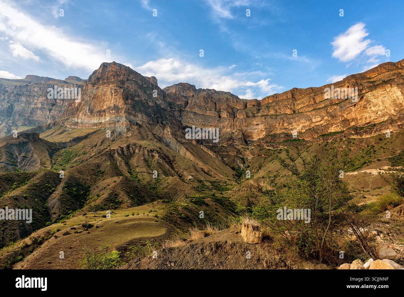 Paysage avec un immense miroir concave en pierre dans les montagnes du Daghestan Banque D'Images