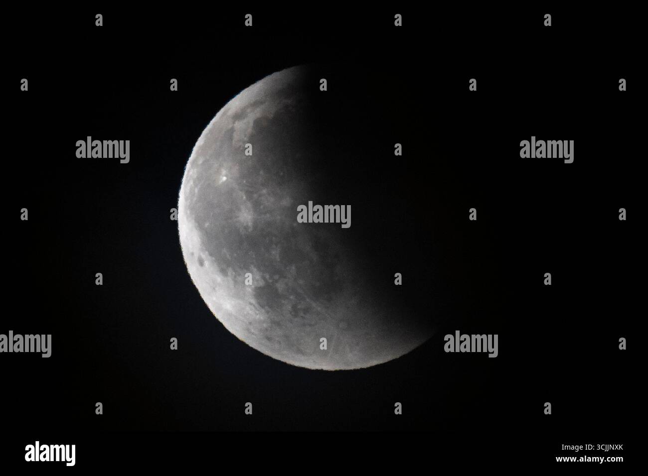 Londres, Royaume-Uni. 7 septembre 2025. Météo britannique – Une éclipse lunaire coïncide avec la pleine lune de maïs qui se lève sur la capitale. Selon l’almanach d’Old Farmer, septembre est le moment où les Amérindiens récoltent le maïs. L'éclipse lunaire est appelée lune de sang lorsque la Terre se déplace directement entre le soleil et la lune, projetant son ombre sur la lune. La teinte rouge de la lune se produit parce que la lumière du soleil est filtrée et réfractée à travers l'atmosphère terrestre, diffusant la lumière bleue et permettant aux longueurs d'onde rouges d'atteindre la lune, mais les nuages bas rendaient la vision maladroite. Crédit : Stephen Chung / Alamy Li Banque D'Images