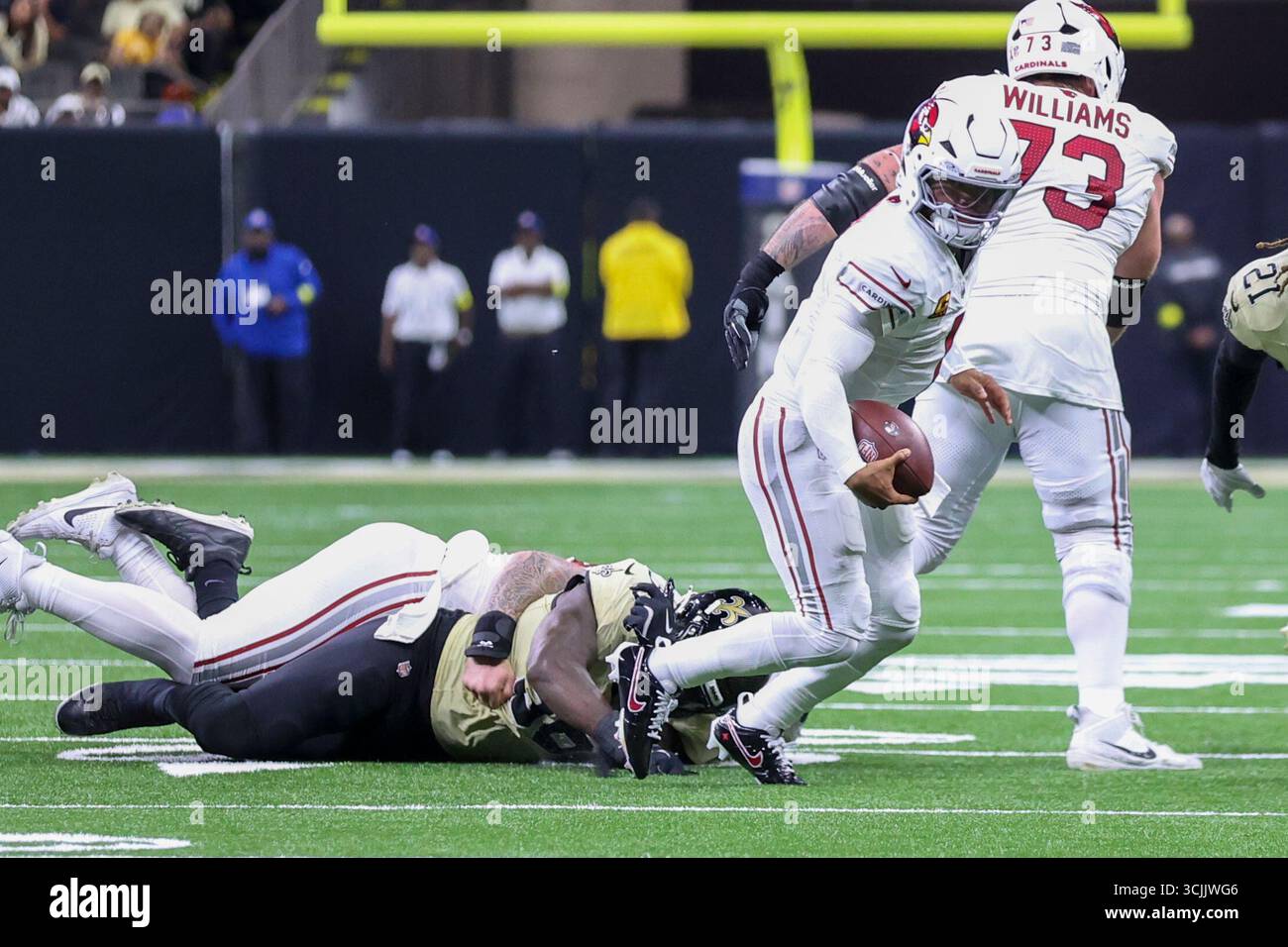 La Nouvelle-Orléans, États-Unis. 07 septembre 2025. Le quarterback des Arizona Cardinals, Kyler Murray (1), court devant Carl Granderson (96), le défenseur des Saints de la Nouvelle-Orléans, lors d'un match de la NFL, le dimanche 7 septembre 2025 à Metairie, en Louisiane. (Photo de Peter G. Forest/Sipa USA) crédit : Sipa USA/Alamy Live News Banque D'Images