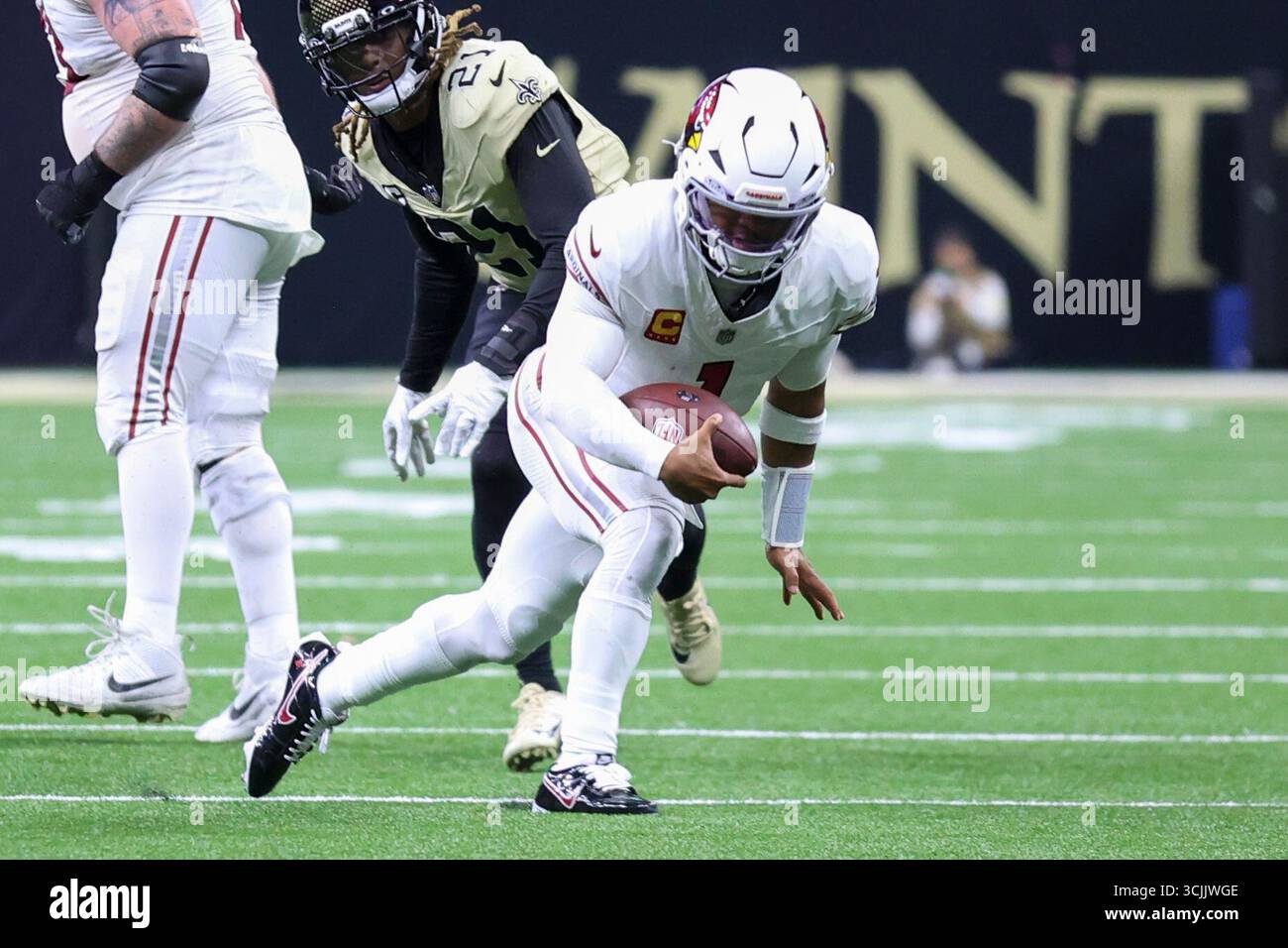 La Nouvelle-Orléans, États-Unis. 07 septembre 2025. Le quarterback des Arizona Cardinals, Kyler Murray (1), se précipite pour quelques distances lors d'un match de la NFL le dimanche 7 septembre 2025 à Metairie, en Louisiane. (Photo de Peter G. Forest/Sipa USA) crédit : Sipa USA/Alamy Live News Banque D'Images