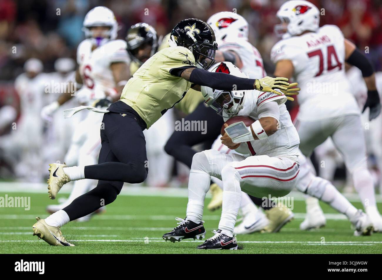 La Nouvelle-Orléans, États-Unis. 07 septembre 2025. Le cornerback des Saints de la Nouvelle-Orléans, Alontae Taylor (1), prend le quarterback des Arizona Cardinals, Kyler Murray (1), lors d'un match de la NFL, le dimanche 7 septembre 2025 à Metairie, en Louisiane. (Photo de Peter G. Forest/Sipa USA) crédit : Sipa USA/Alamy Live News Banque D'Images
