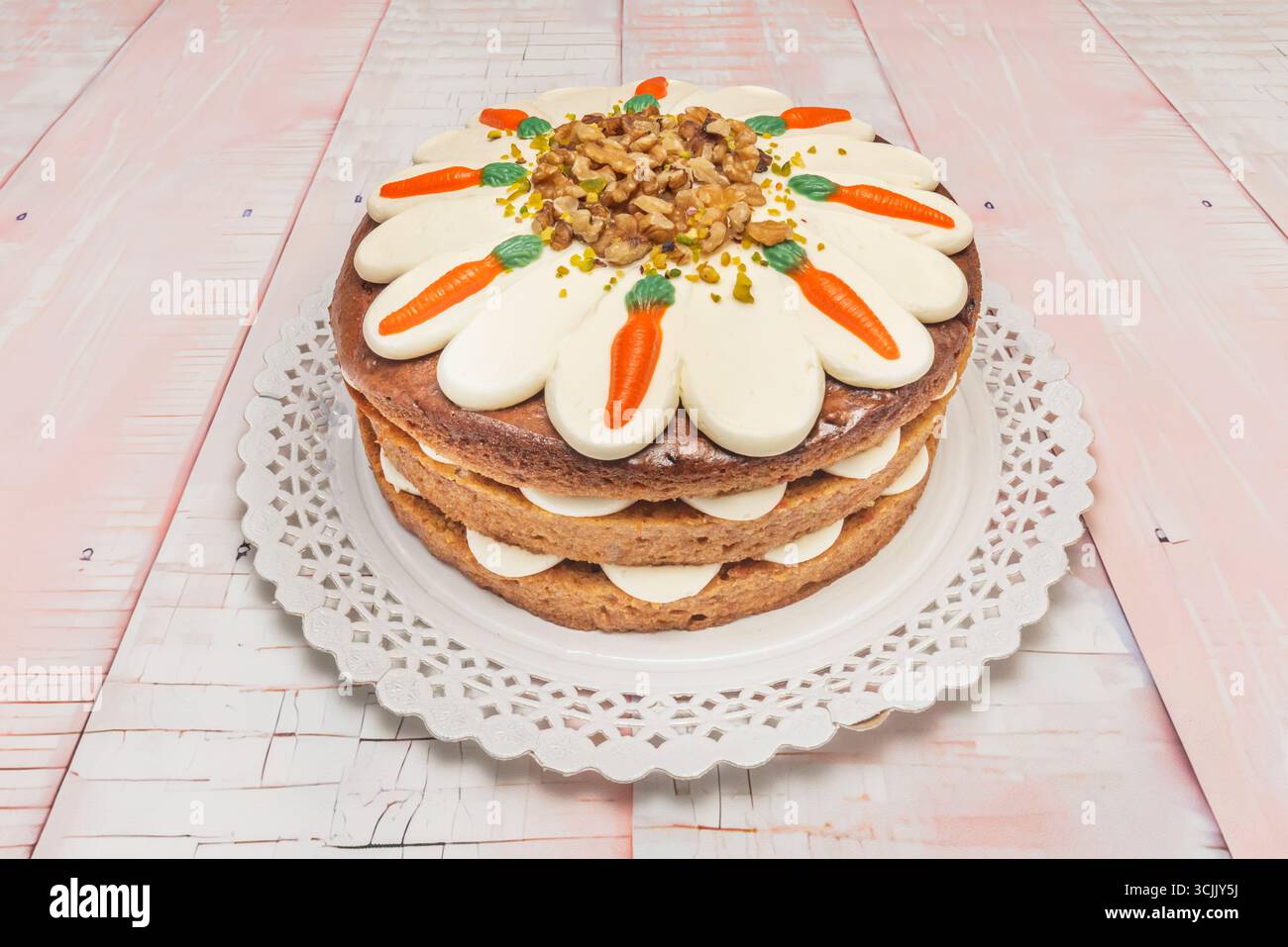 Gâteau opéra : couches de gâteau éponge aux amandes, café, ganache et crème au beurre au chocolat Banque D'Images