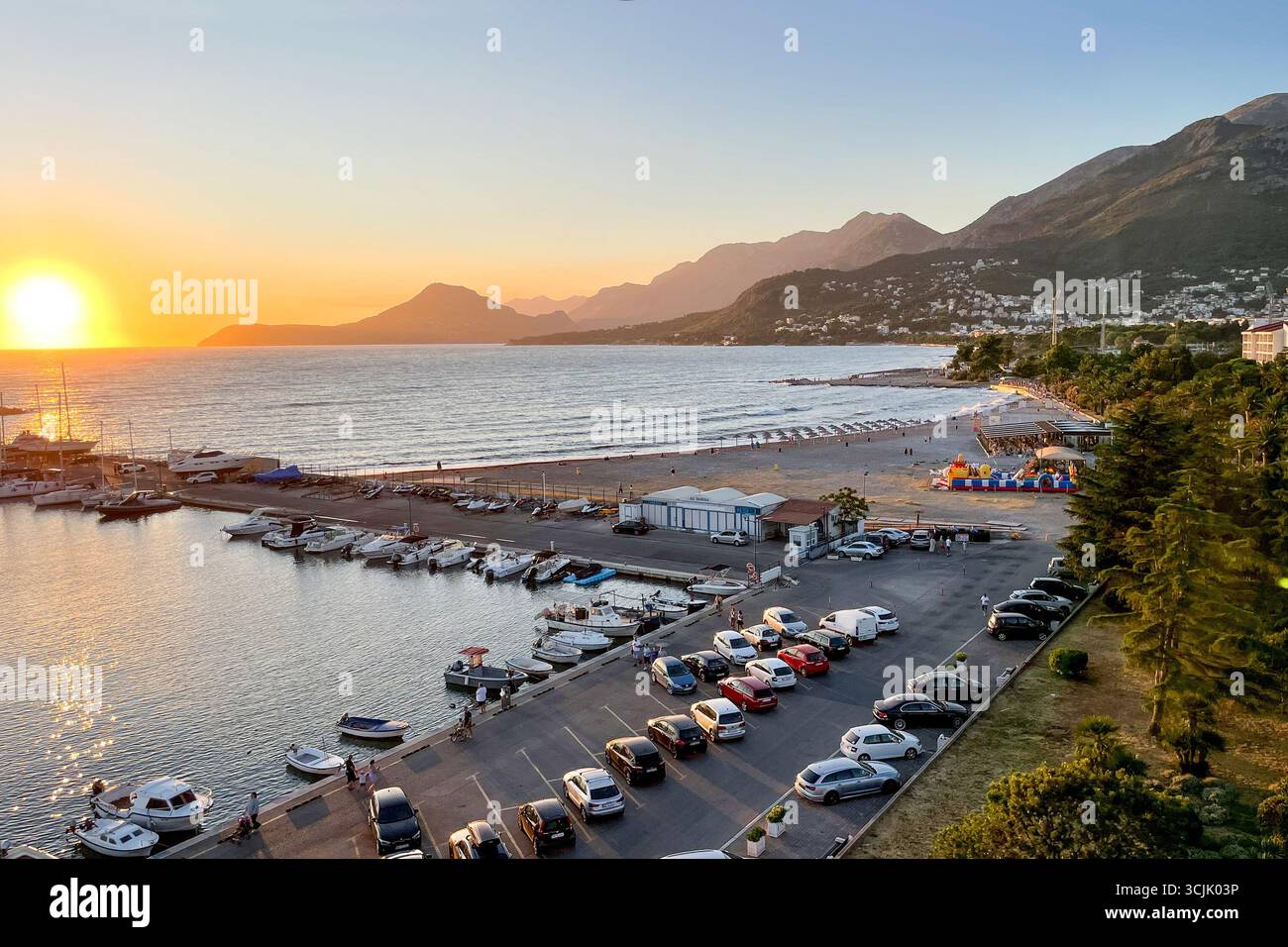 Bar, Monténégro, 27 juillet 2025, vue de dessus de la Promenade, parking et la mer Adriatique Banque D'Images