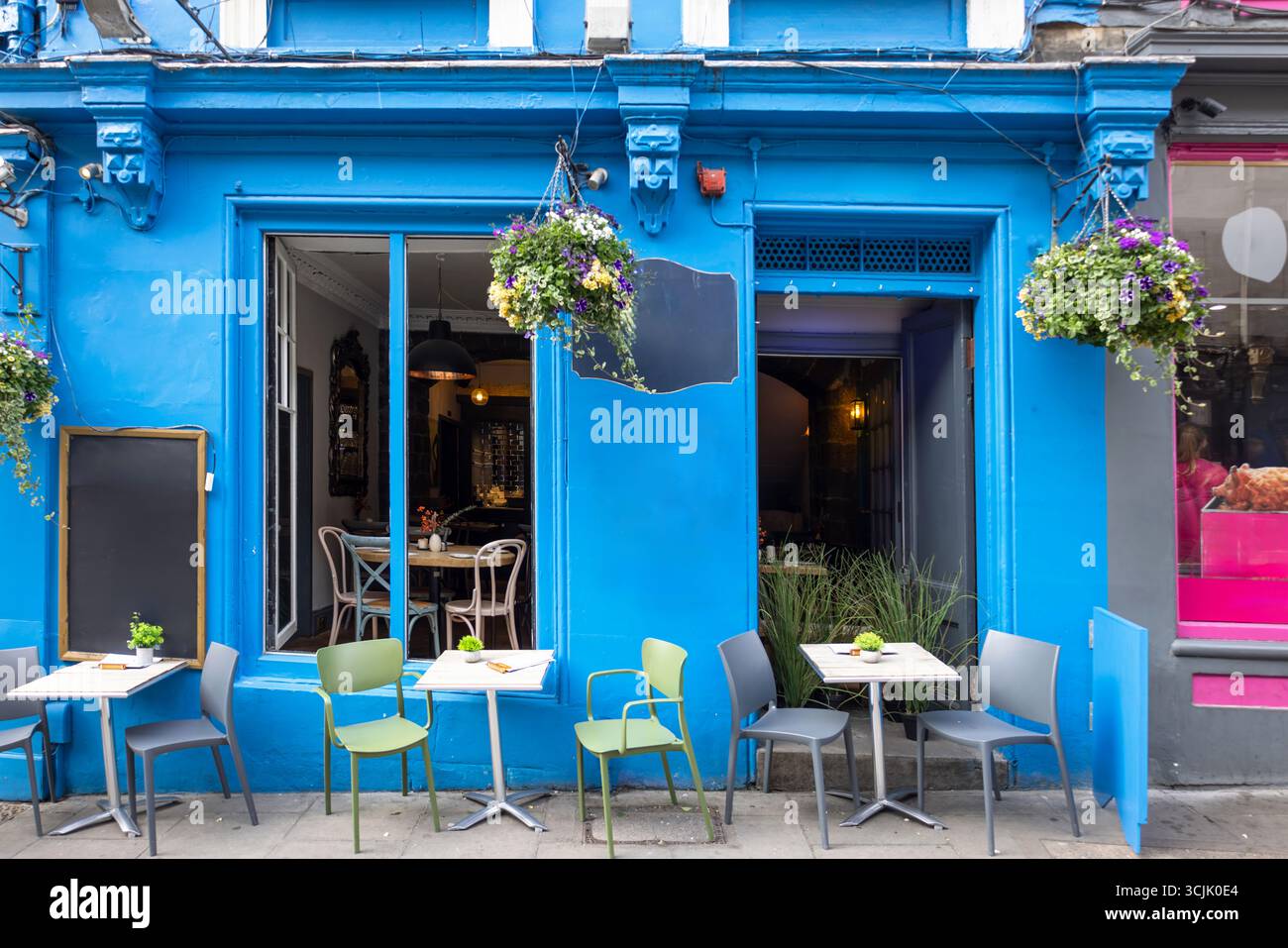 Édimbourg, Écosse. Cafés de la rue Victoria près de Royal Mile dans le centre historique de la vieille ville. Banque D'Images