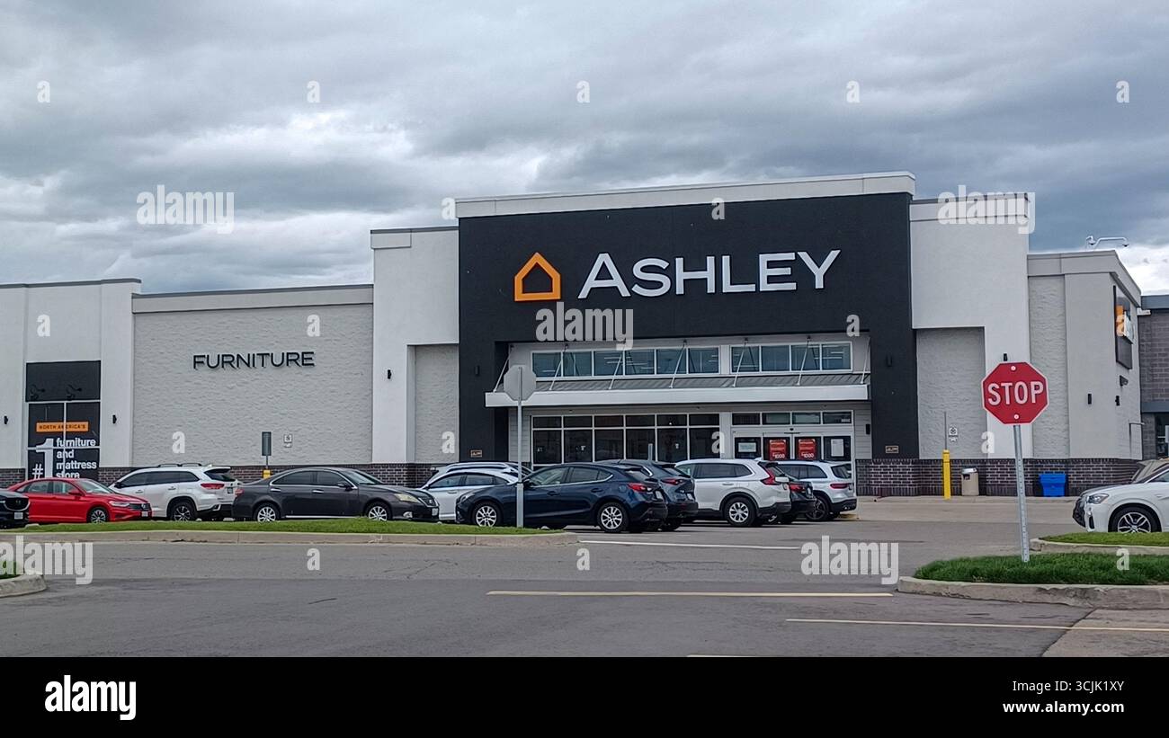 Toronto, ON, Canada - 30 août 2025 : vue extérieure d'un magasin Ashley Furniture. Banque D'Images