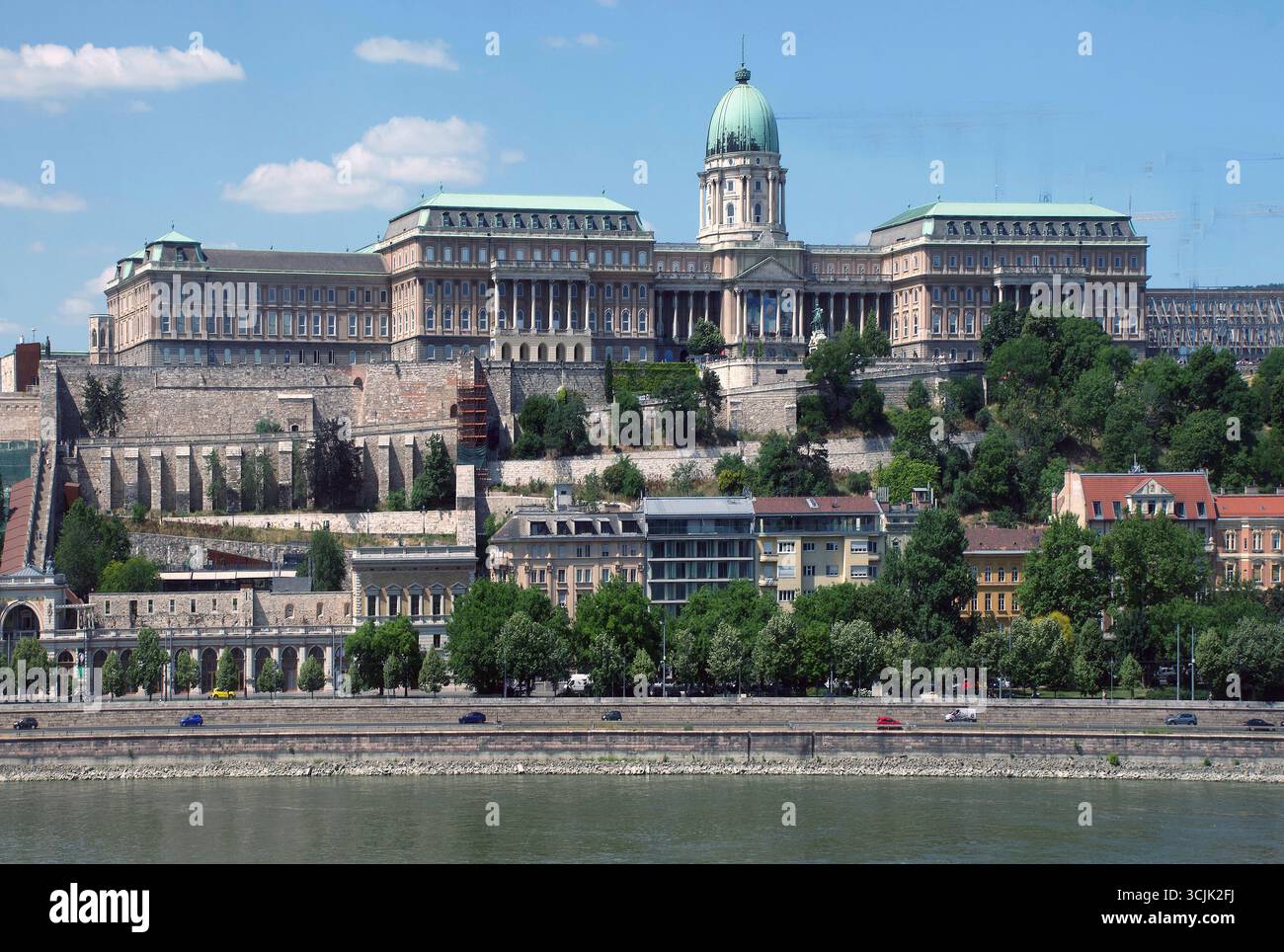 Château Palace avec l'ancien palais royal et la Galerie nationale hongroise dans Buda partie de Budapest - Hongrie. Banque D'Images