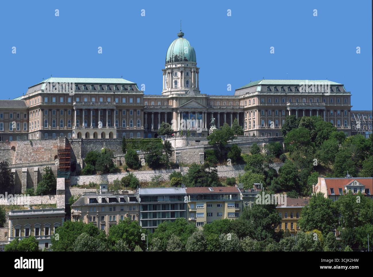 Château Palace avec l'ancien palais royal et la Galerie nationale hongroise dans Buda partie de Budapest - Hongrie. Banque D'Images
