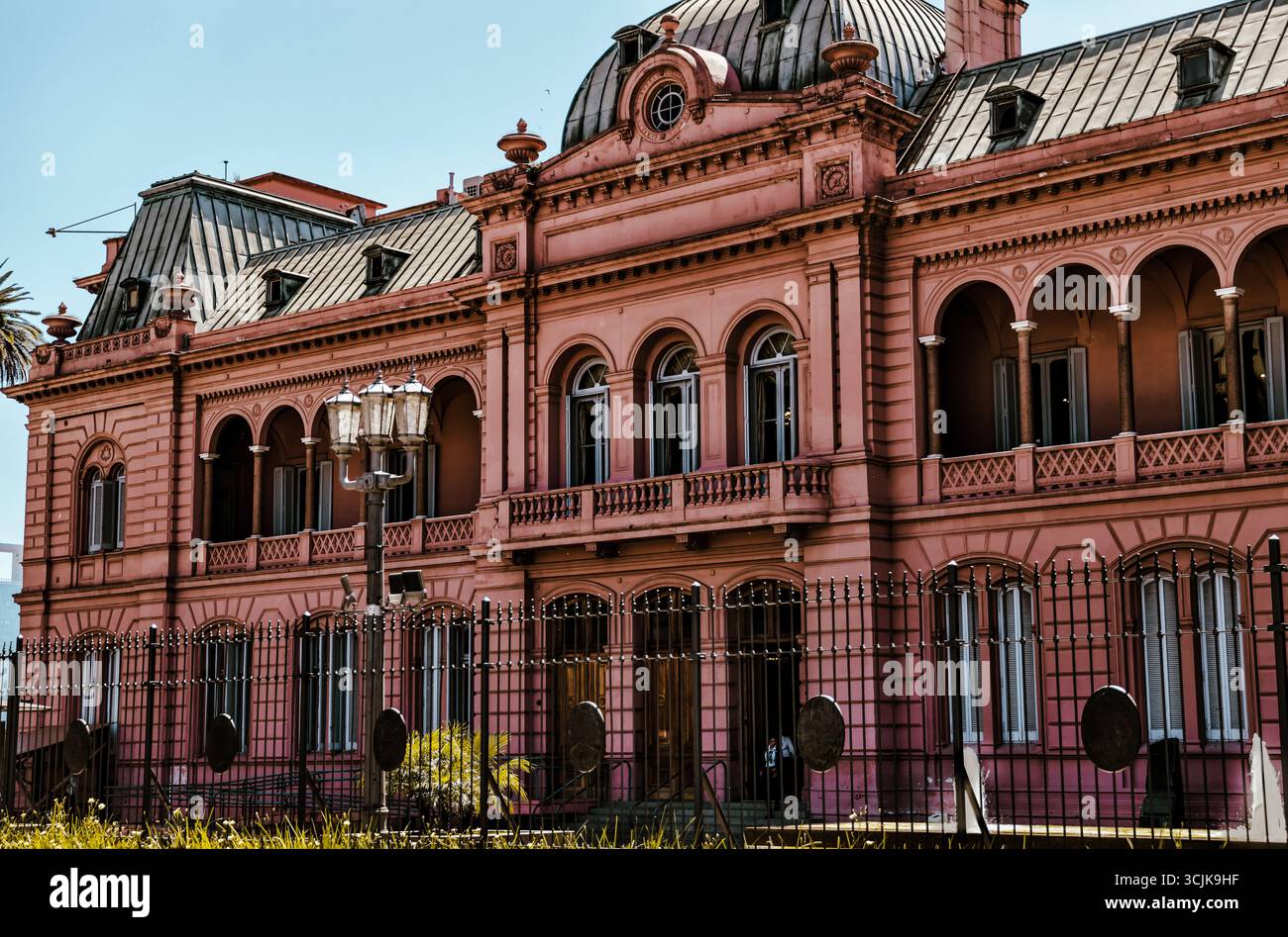 Buenos Aires, Argentine – 22 décembre 2022 : vue rapprochée de l’emblématique Casa Rosada (Maison rose), le manoir exécutif et le bureau du président Banque D'Images Buenos Aires, Argentine – 22 décembre 2022 : vue rapprochée de l’emblématique Casa Rosada (Maison rose), le manoir exécutif et le bureau du président Banque D'Images