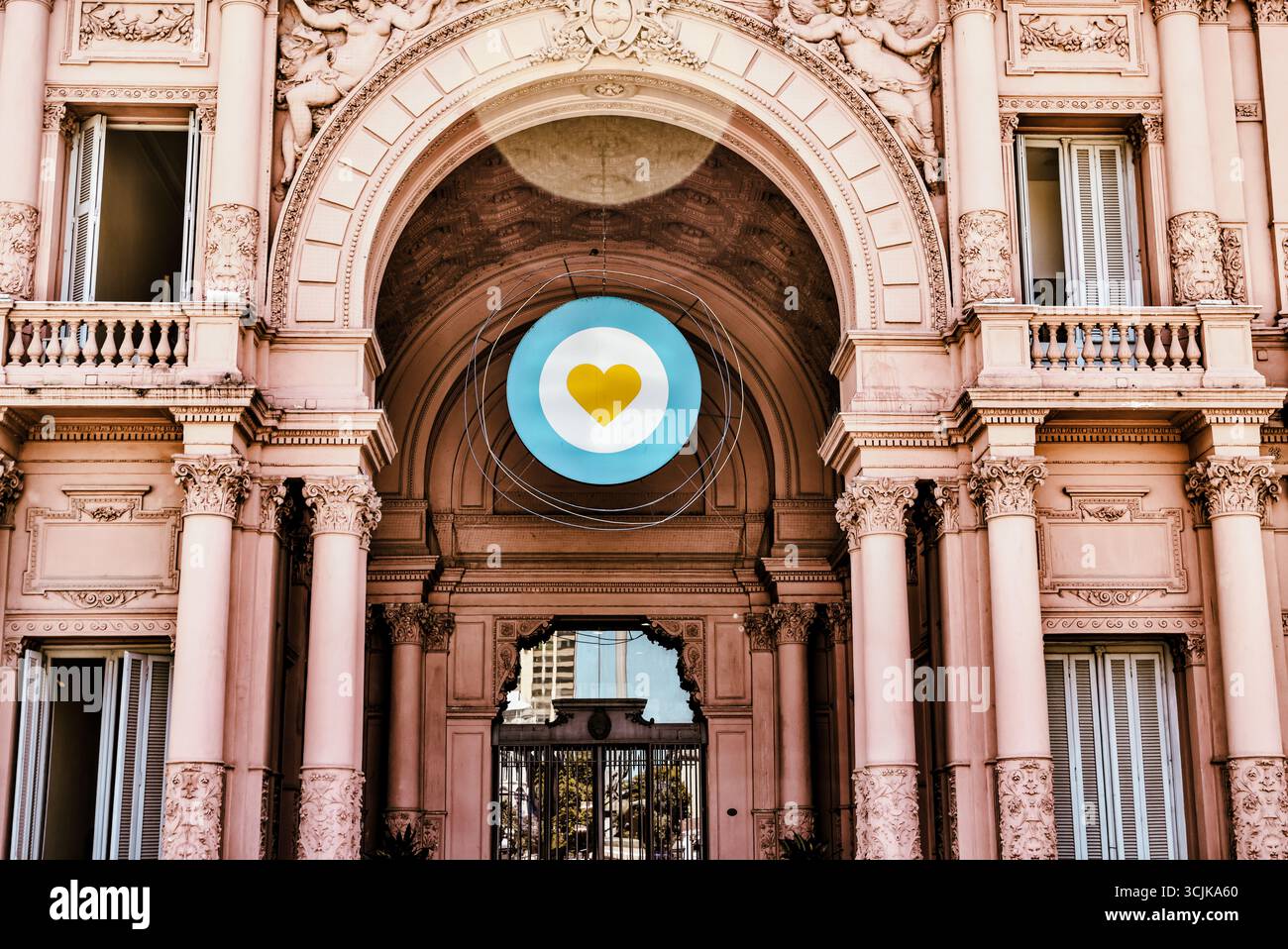 Buenos Aires, Argentine – 22 décembre 2022 : vue rapprochée de l’emblématique Casa Rosada (Maison rose), le manoir exécutif et le bureau du président Banque D'Images Buenos Aires, Argentine – 22 décembre 2022 : vue rapprochée de l’emblématique Casa Rosada (Maison rose), le manoir exécutif et le bureau du président Banque D'Images