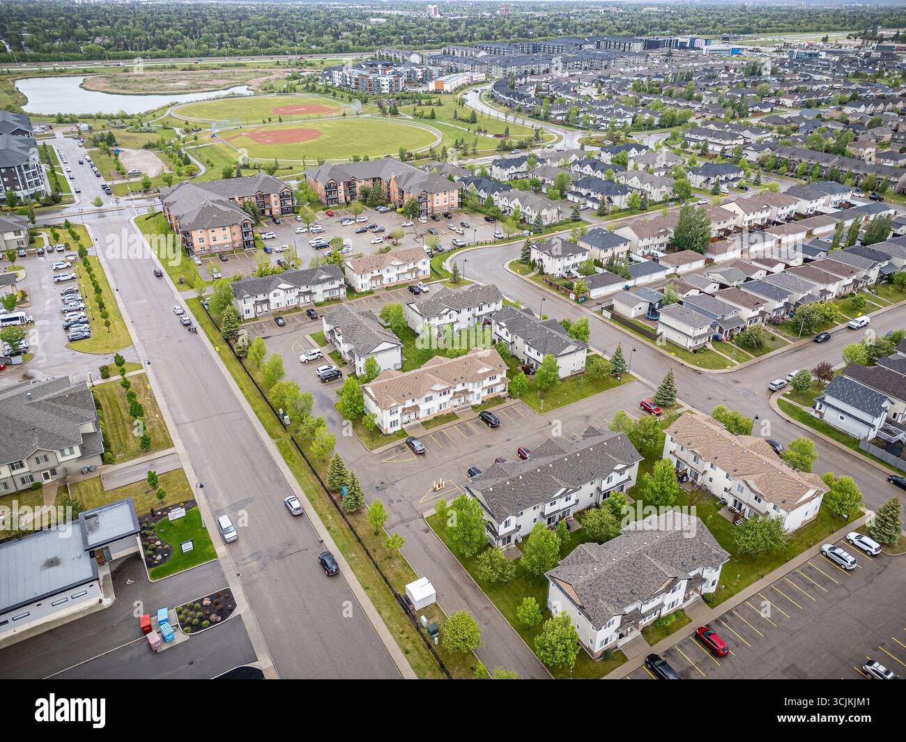 Une photographie par drone aérien à haute résolution du quartier de Stonebridge à Saskatoon, en Saskatchewan. L'image capture des maisons résidentielles, commerciales Banque D'Images