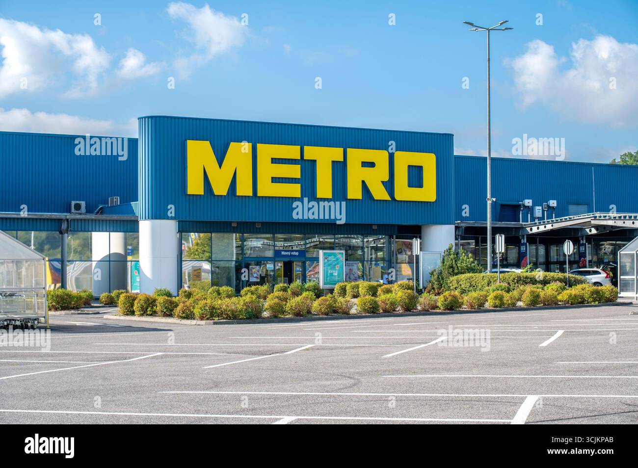 Zvolen, Slovaquie - 7 septembre 2025 : magasin Metro cash and carry. Metro AG est l'un des principaux grossistes internationaux en produits alimentaires. Banque D'Images