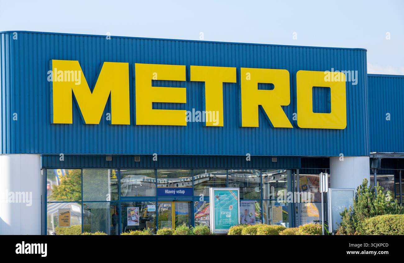 Zvolen, Slovaquie - 7 septembre 2025 : magasin Metro cash and carry. Metro AG est l'un des principaux grossistes internationaux en produits alimentaires. Banque D'Images