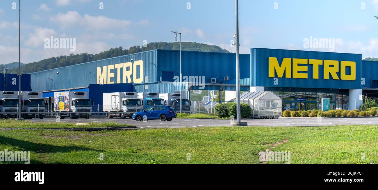 Zvolen, Slovaquie - 7 septembre 2025 : magasin Metro cash and carry. Metro AG est l'un des principaux grossistes internationaux en produits alimentaires. Banque D'Images