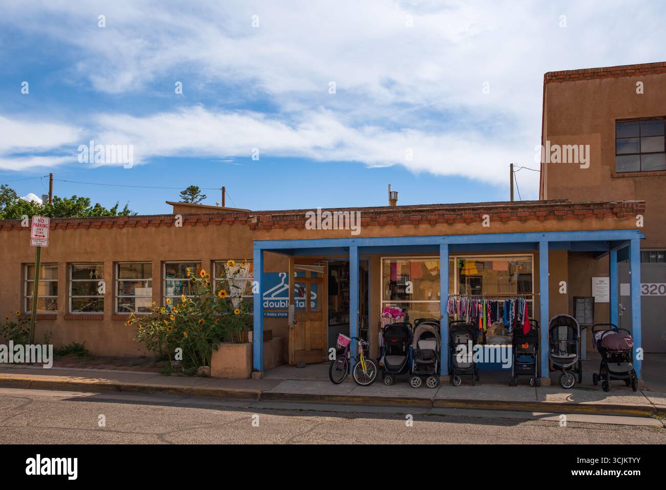 Vitrine de double Take, un magasin d'occasion, friandise, dans le centre-ville de Santa Fe, Nouveau-Mexique, États-Unis. Banque D'Images