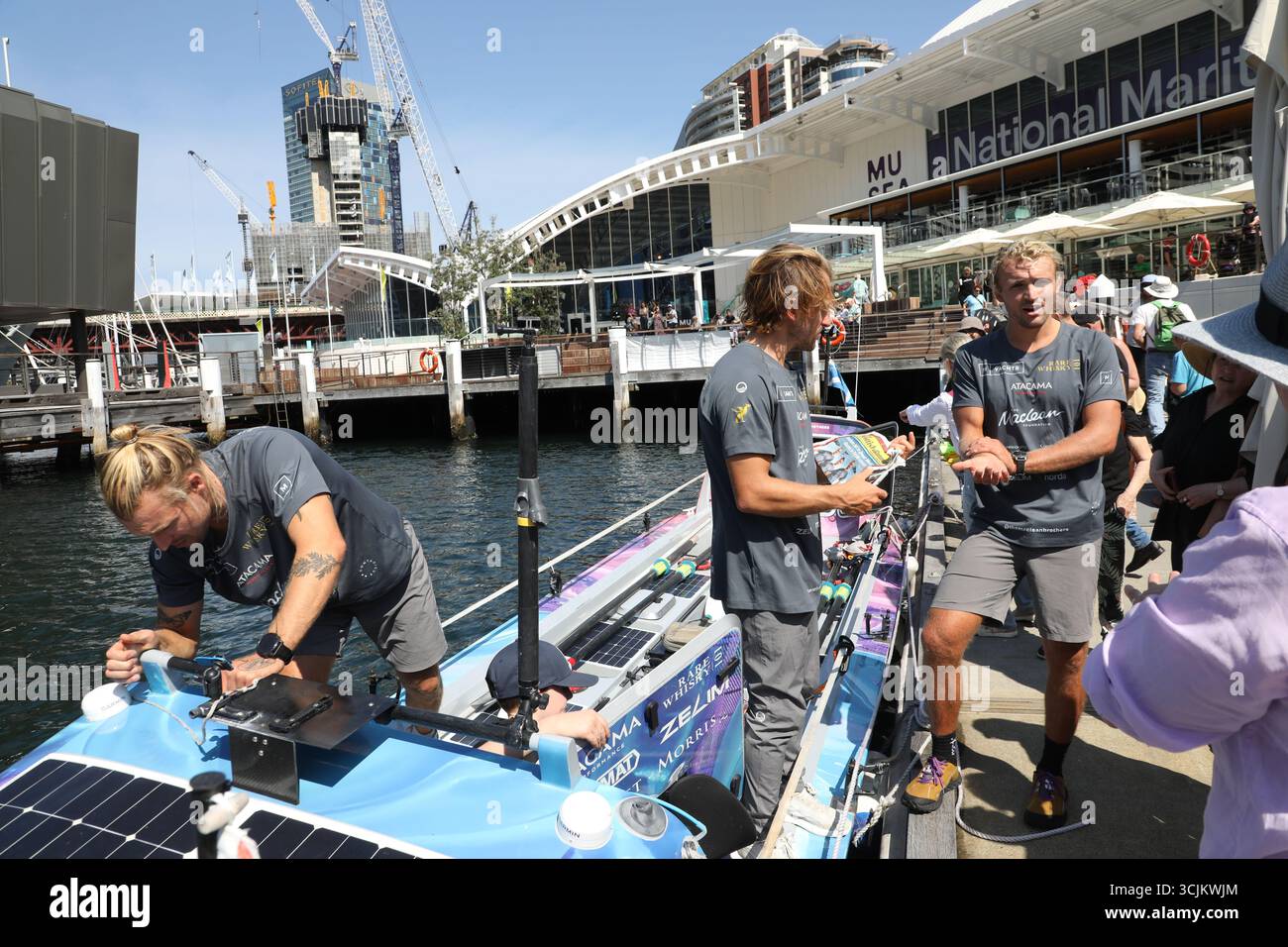 Sydney, Australie. 8 septembre 2025. Les Maclean Brothers rampent au Musée maritime pour promouvoir leur record du monde dans le pacifique. Jamie, Ewan et Lachlan Maclean ont ramé plus de 9 000 miles (7 821 miles nautiques) sans escale du Pérou, devenant ainsi la première équipe à terminer la traversée complète de l'Amérique du Sud à l'Australie. Les frères ont enduré des tempêtes, le mal de mer, des blessures et une quasi-catastrophe lorsque Lachlan a été jeté par-dessus bord, tout en levant plus de 876 000 £ (1,81 million de dollars australiens) pour atteindre un objectif de 1 million de £ pour des projets d'eau potable. Ils ont été accueillis par certaines personnes avec des drapeaux écossais. Crédit : Richard Banque D'Images Sydney, Australie. 8 septembre 2025. Les Maclean Brothers rampent au Musée maritime pour promouvoir leur record du monde dans le pacifique. Jamie, Ewan et Lachlan Maclean ont ramé plus de 9 000 miles (7 821 miles nautiques) sans escale du Pérou, devenant ainsi la première équipe à terminer la traversée complète de l'Amérique du Sud à l'Australie. Les frères ont enduré des tempêtes, le mal de mer, des blessures et une quasi-catastrophe lorsque Lachlan a été jeté par-dessus bord, tout en levant plus de 876 000 £ (1,81 million de dollars australiens) pour atteindre un objectif de 1 million de £ pour des projets d'eau potable. Ils ont été accueillis par certaines personnes avec des drapeaux écossais. Crédit : Richard Banque D'Images