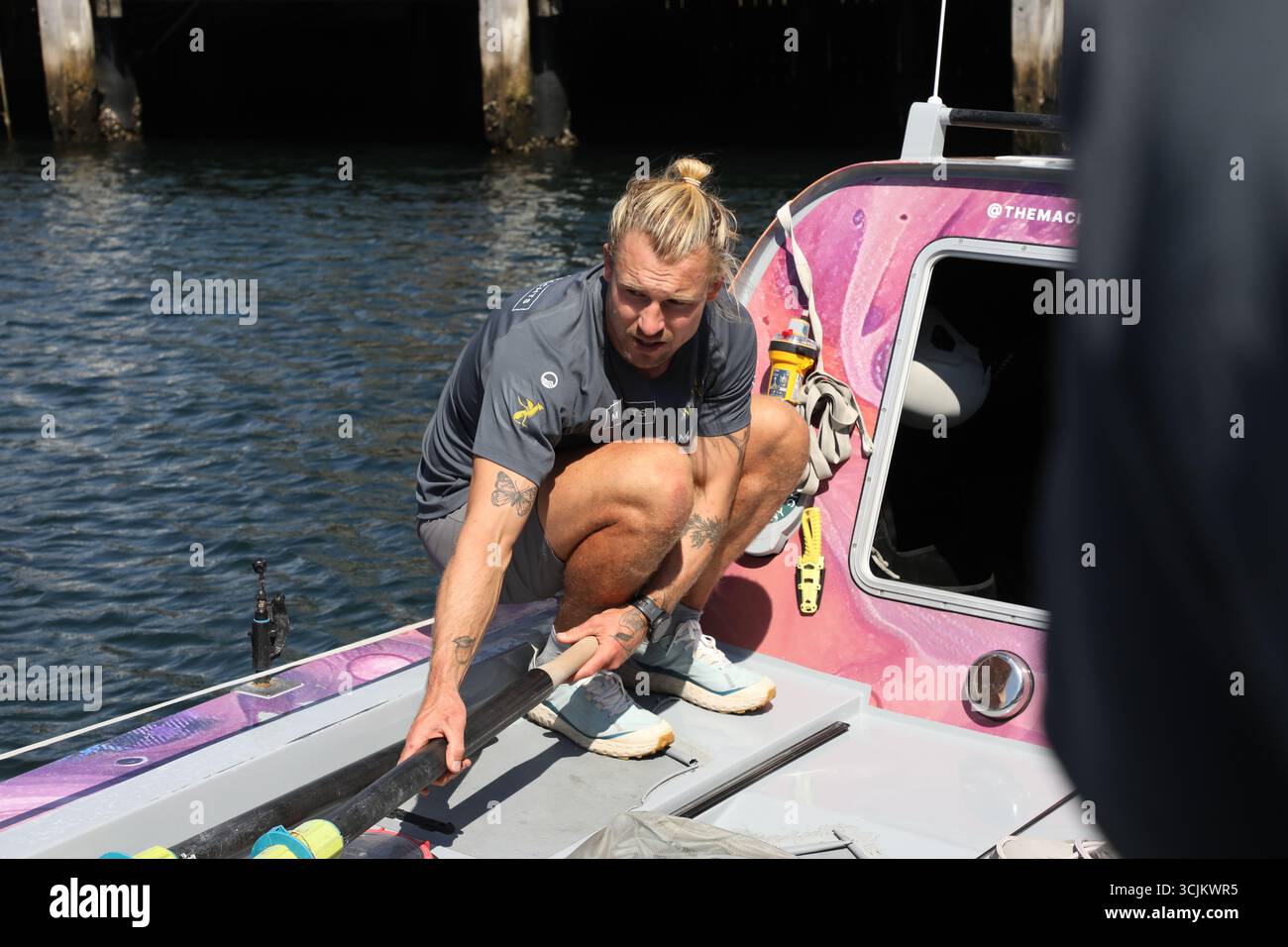 Sydney, Australie. 8 septembre 2025. Les Maclean Brothers rampent au Musée maritime pour promouvoir leur record du monde dans le pacifique. Jamie, Ewan et Lachlan Maclean ont ramé plus de 9 000 miles (7 821 miles nautiques) sans escale du Pérou, devenant ainsi la première équipe à terminer la traversée complète de l'Amérique du Sud à l'Australie. Les frères ont enduré des tempêtes, le mal de mer, des blessures et une quasi-catastrophe lorsque Lachlan a été jeté par-dessus bord, tout en levant plus de 876 000 £ (1,81 million de dollars australiens) pour atteindre un objectif de 1 million de £ pour des projets d'eau potable. Ils ont été accueillis par certaines personnes avec des drapeaux écossais. Crédit : Richard Banque D'Images Sydney, Australie. 8 septembre 2025. Les Maclean Brothers rampent au Musée maritime pour promouvoir leur record du monde dans le pacifique. Jamie, Ewan et Lachlan Maclean ont ramé plus de 9 000 miles (7 821 miles nautiques) sans escale du Pérou, devenant ainsi la première équipe à terminer la traversée complète de l'Amérique du Sud à l'Australie. Les frères ont enduré des tempêtes, le mal de mer, des blessures et une quasi-catastrophe lorsque Lachlan a été jeté par-dessus bord, tout en levant plus de 876 000 £ (1,81 million de dollars australiens) pour atteindre un objectif de 1 million de £ pour des projets d'eau potable. Ils ont été accueillis par certaines personnes avec des drapeaux écossais. Crédit : Richard Banque D'Images